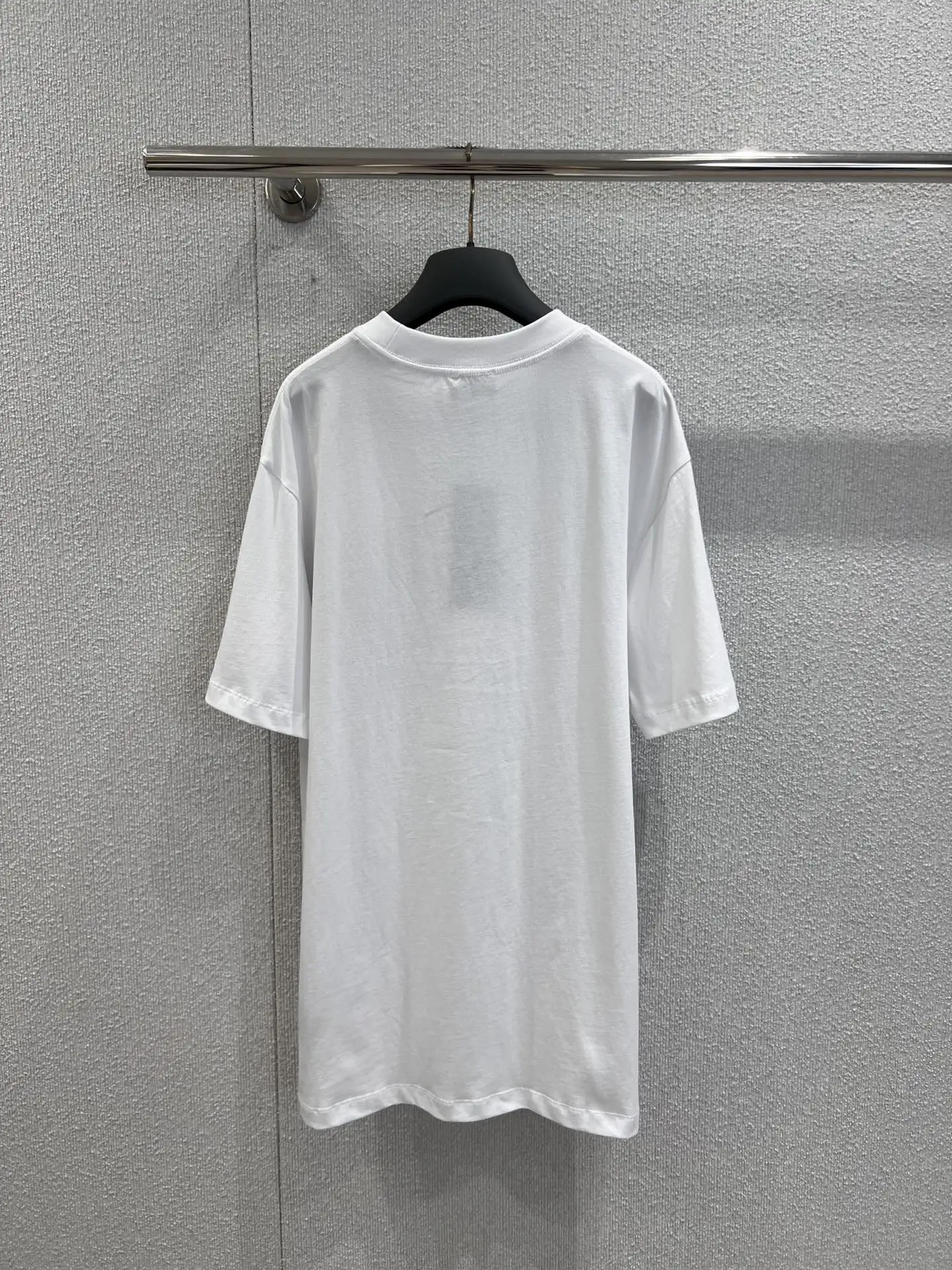 

2025 Новая и модная высококачественная футболка в рубчик с многоэлементным значком и круглым вырезом с короткими рукавами