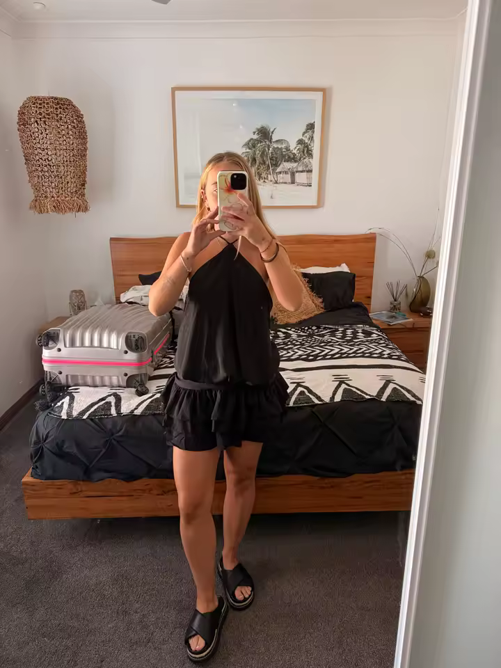 Cliente portant la robe noire