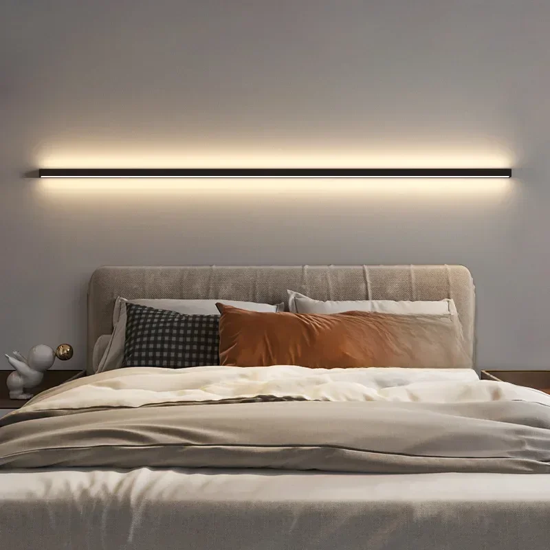 Moderne minimalistische slaapkamer, smalle en slanke wandlamp aan het hoofdeinde van het bed, achtergrondmuur, kamerverlichting decoratie - afbeelding 2