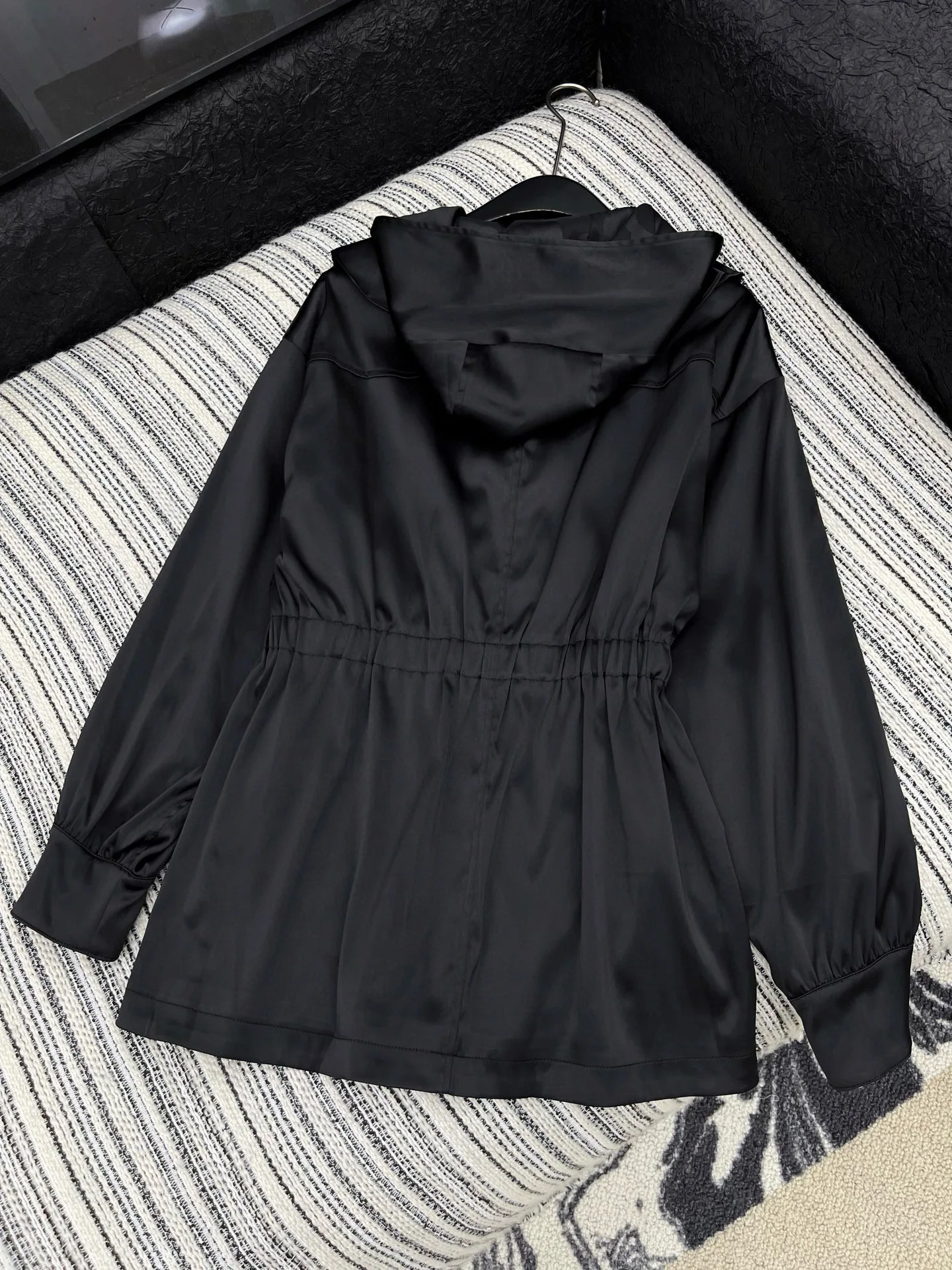 

French Elegant Black Ruffled Women's Mid-length Trench Coat 2025 Autumn New Temperament Satin Waist Jacket A9