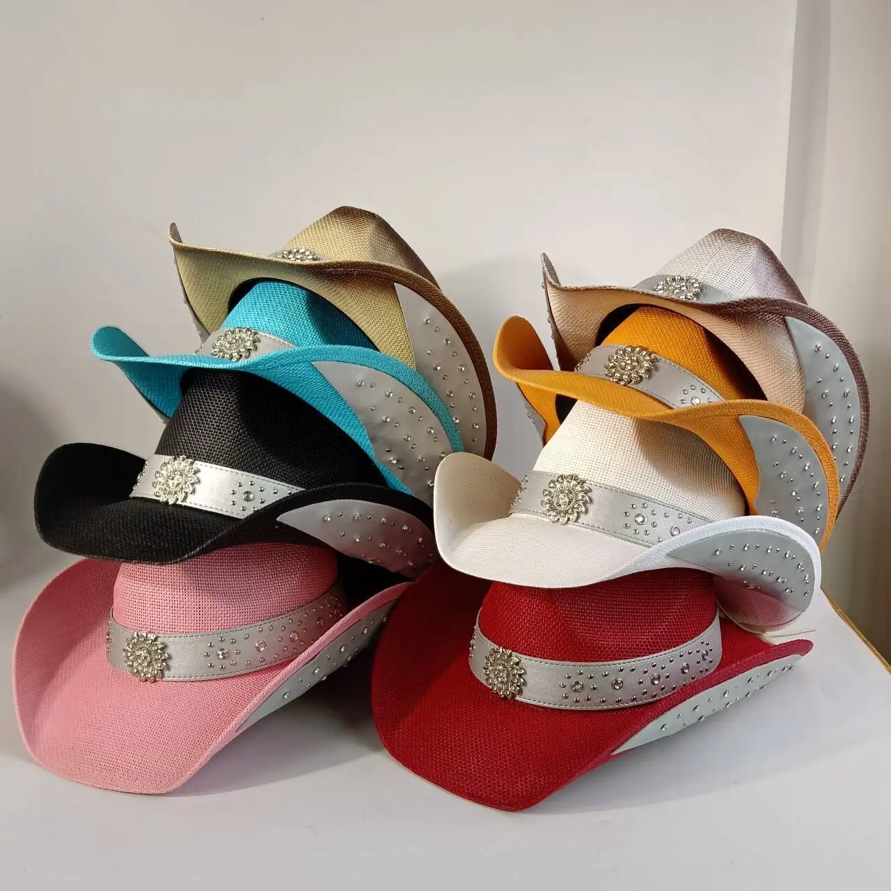 

Летние стильные ковбойские шляпы, серебряные ремни с бриллиантами, шляпы-федоры, панамские шляпы, дорожные шляпы и пляжные шляпы, доступны для оптовой продажи