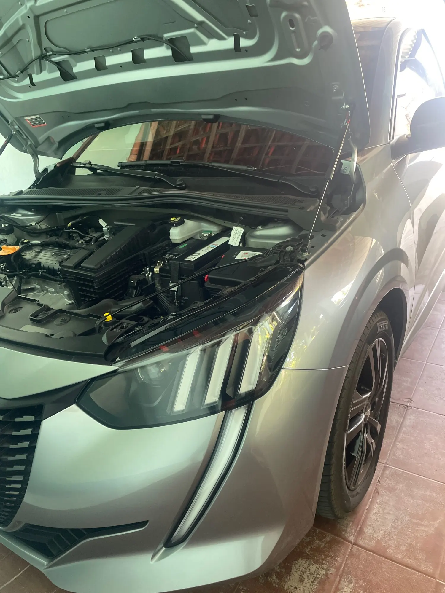 Amortiguadores de capó para Peugeot 2019-2024 2025 208 P21 2th e-208 capó delantero modificar puntales de Gas soporte de elevación amortiguador varillas de pistón