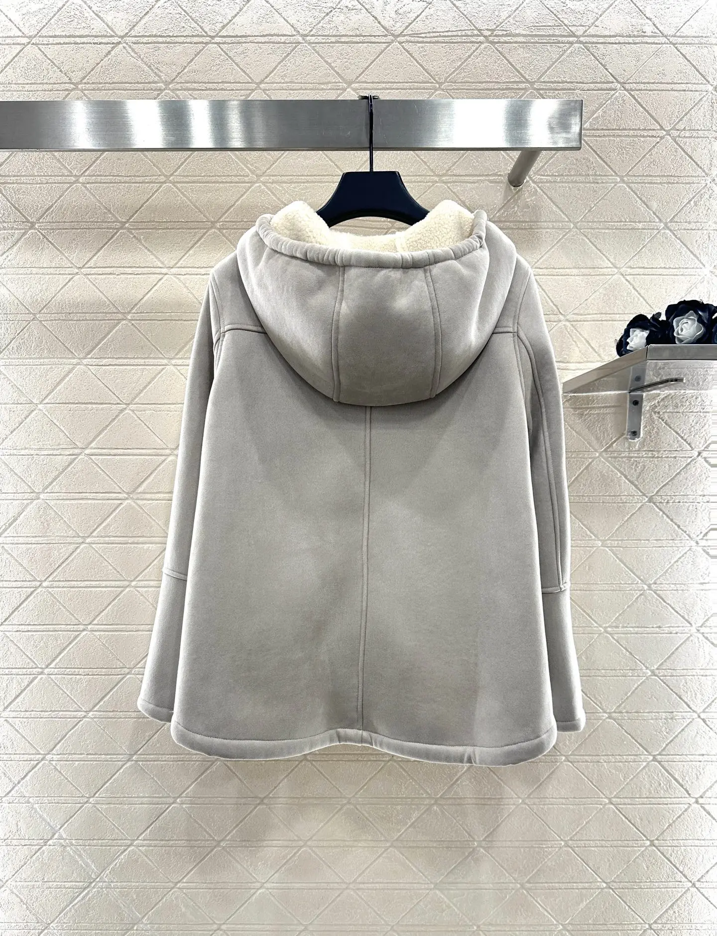 

Autumn-Winter 2025 New Hooded Zip-Front Cape Coat for Women: Cozy & Warm Casual Style in Plush Fleece