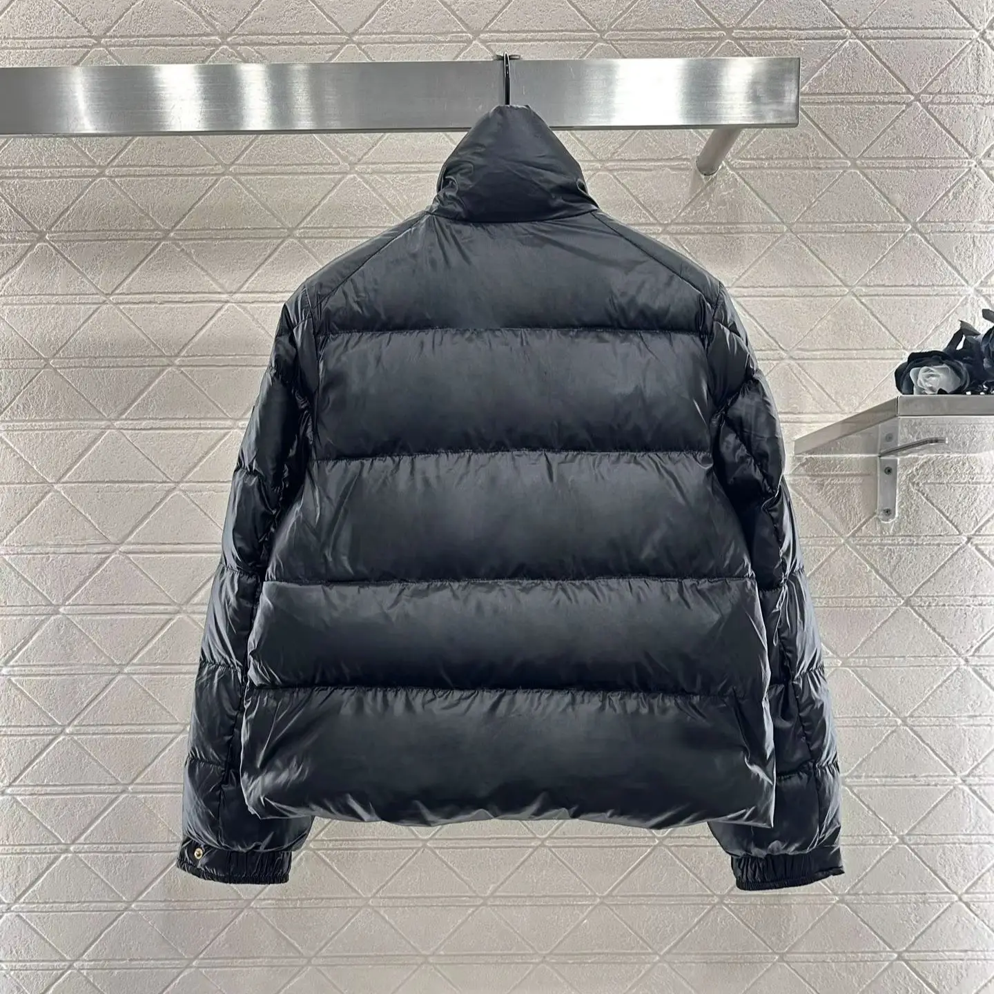 وصل حديثًا لعام 2025: سترة سوداء بياقة واقفة مستطيلة منقوشة مصنوعة من النايلون المعاد تدويره وأوزة بيضاء #1