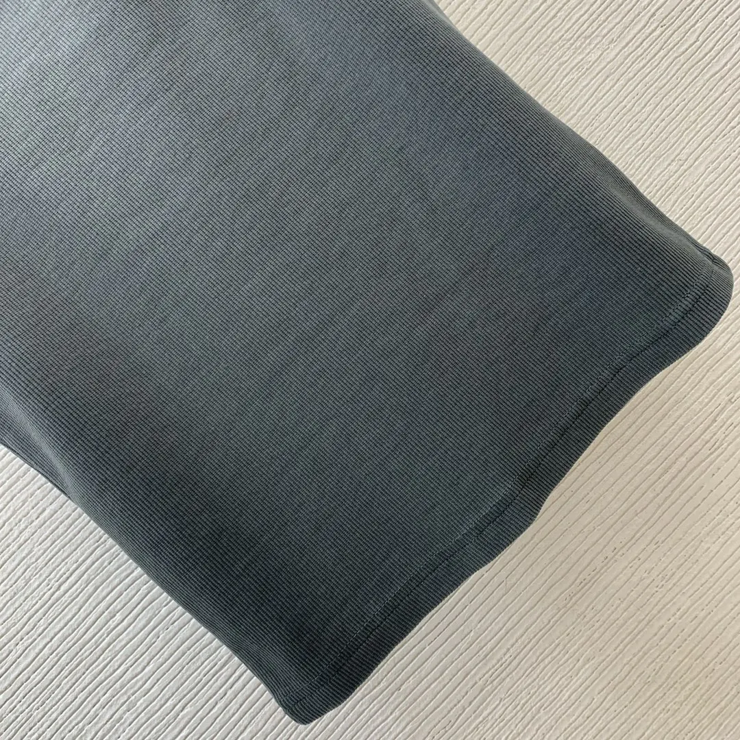 ملابس نسائية صيفية جديدة على طراز شارع العليا تصميم حافة فتحة حروف من القطن الخالص برقبة دائرية بدون أكمام تي شيرت متماسك