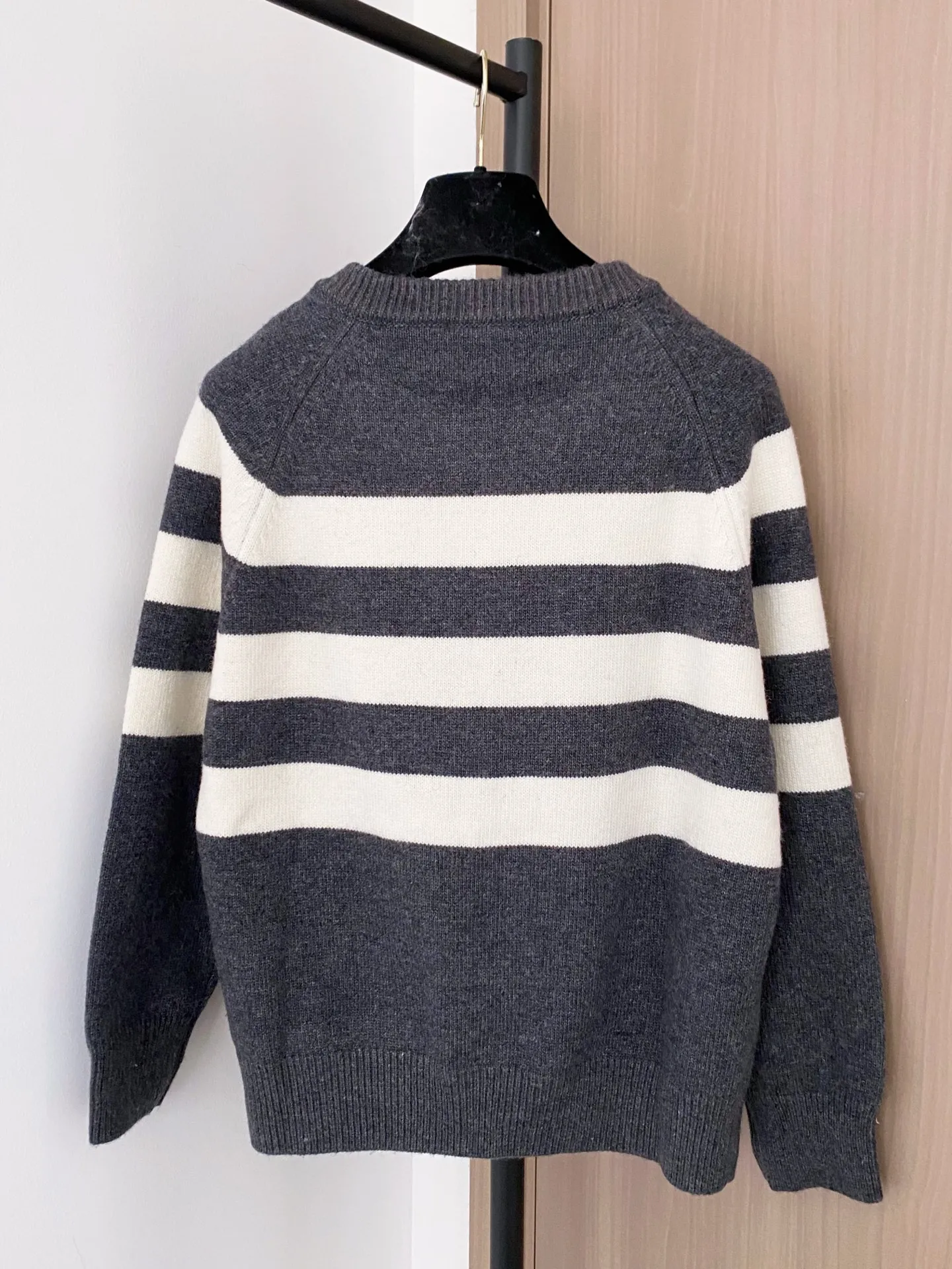 

2025 Autumn And Winter Fashion Women'S Slimming And Versatile Cashmere Knitted Color-Blocking Striped Knitted Cardigan Jacket