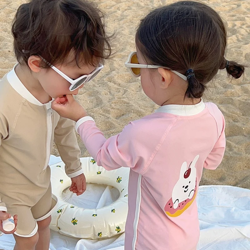 Traje de baño de moda coreana para niños, bañador de dibujos animados de conejo y oso, sombrero de natación, ropa de playa de viaje de manga larga suave