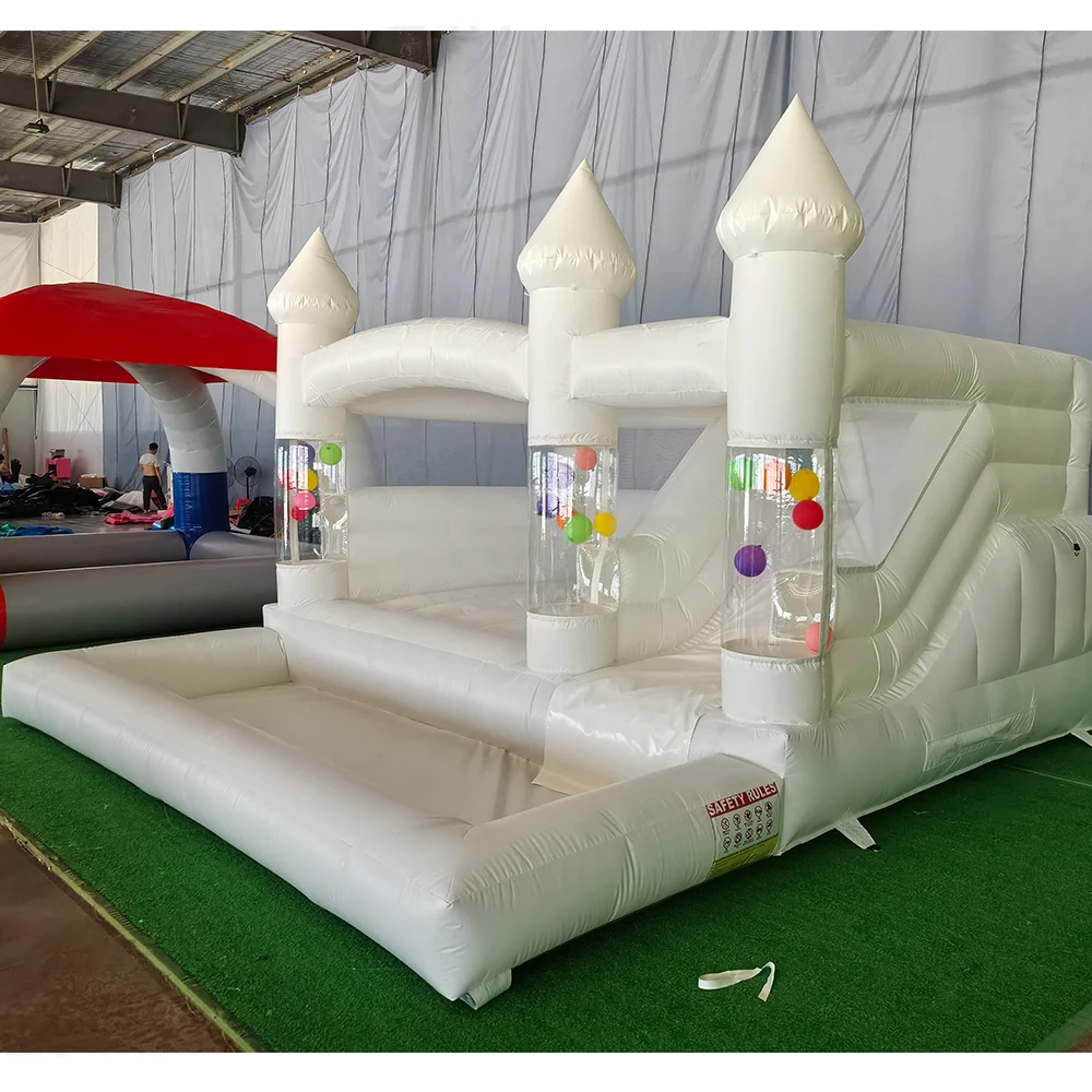Nowy dmuchany domek do skakania o długości 15 stóp z balonem Wytrzymały biały zamek do skakania z PVC z zjeżdżalnią, domek do skakania z piłeczkami na imprezę