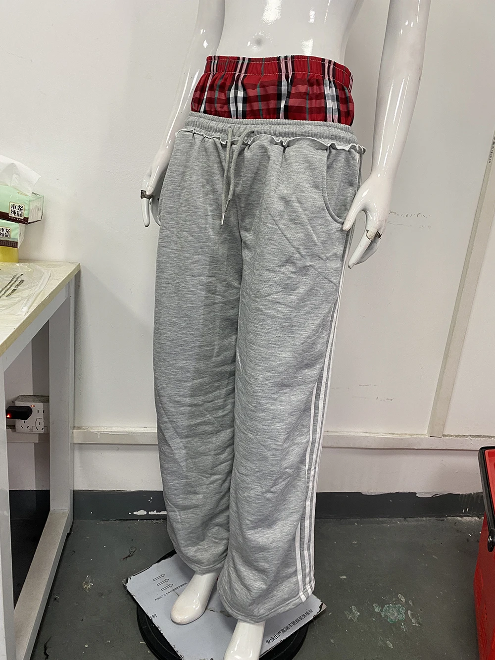 Retro Damenhose, locker geschnitten, im zweiteiligen Look, mit doppeltem Bund und Streifen, Frühjahr 2026, modische Freizeit- und Büro-Langhose – Detail 7
