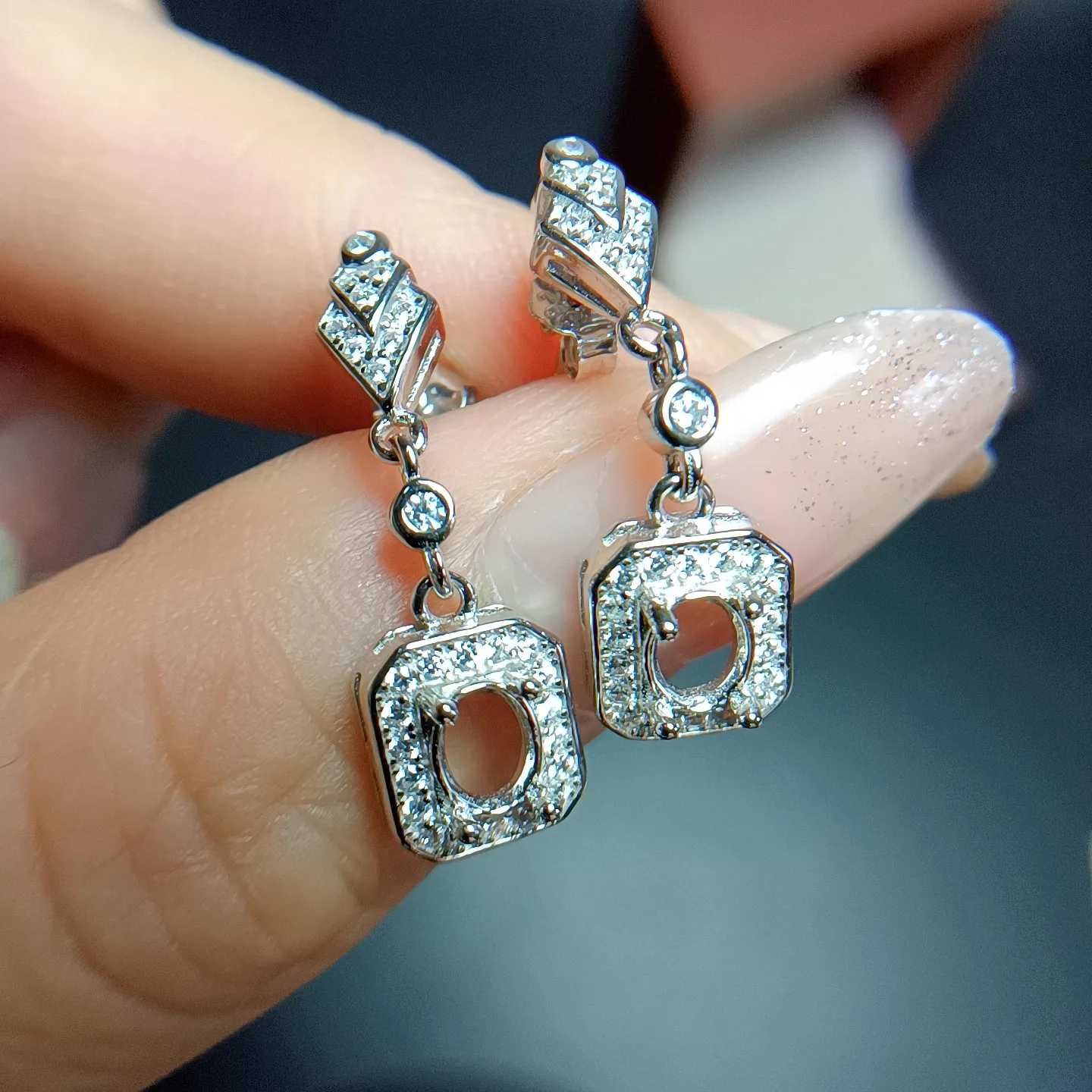 Versatile S925 Silver Ears Pendant Hollow Support Elliptical 4 * 5mm Plated Platinum Gold Female Inlaid Silver Jewelry Gift