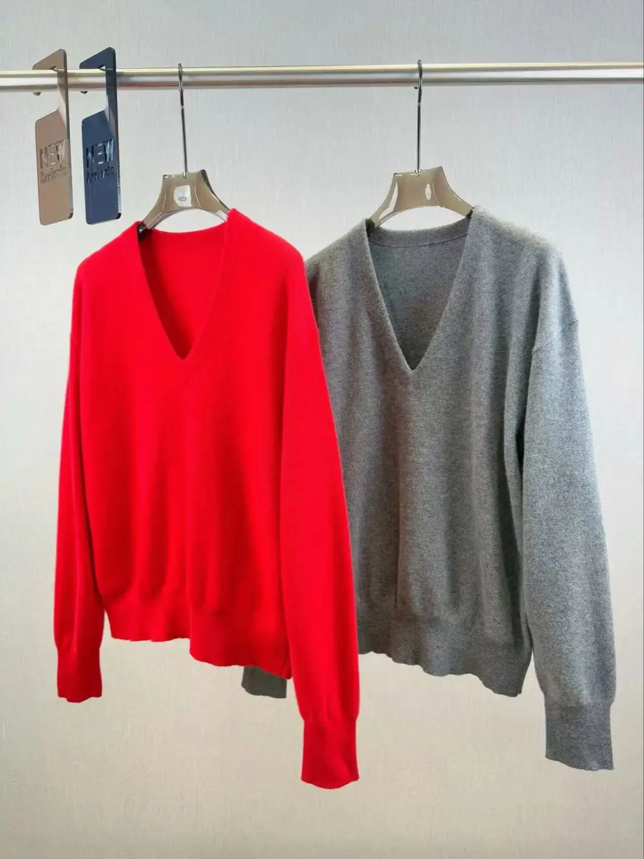 

Elegant classic wool-cashmere V-neck pullover