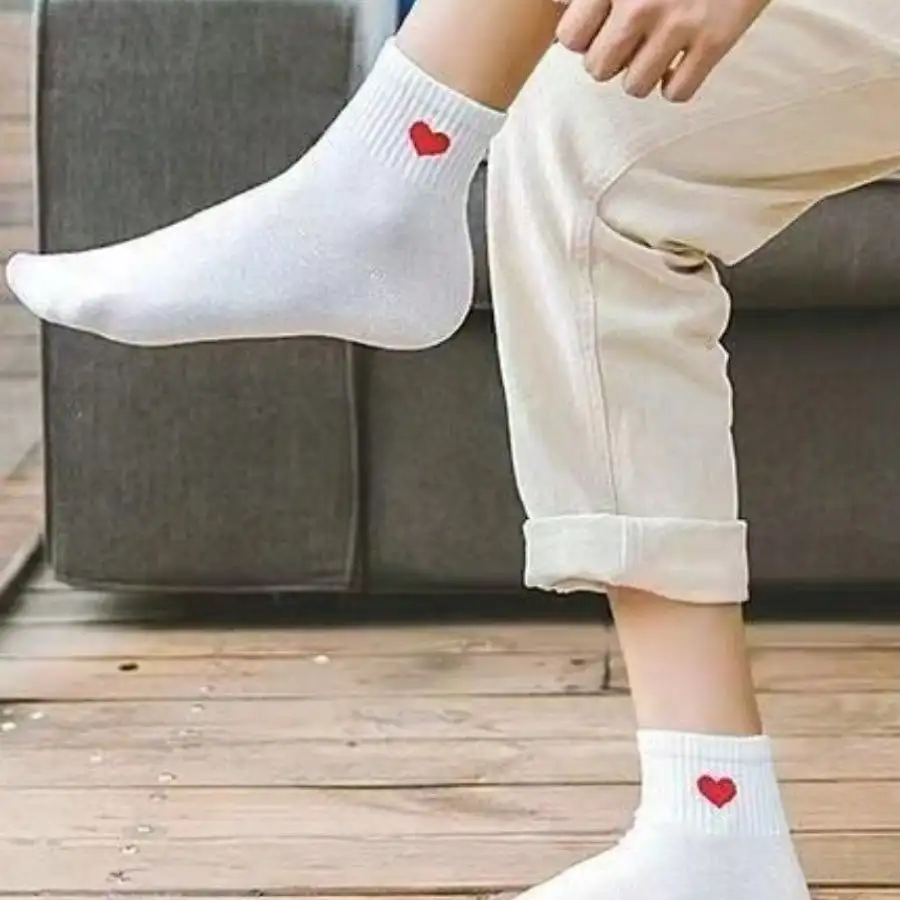 ハート型のデザインが施された白いハート型の靴下15足、サッカーなどのスポーツに適しており、秋と冬の着用に適しています。