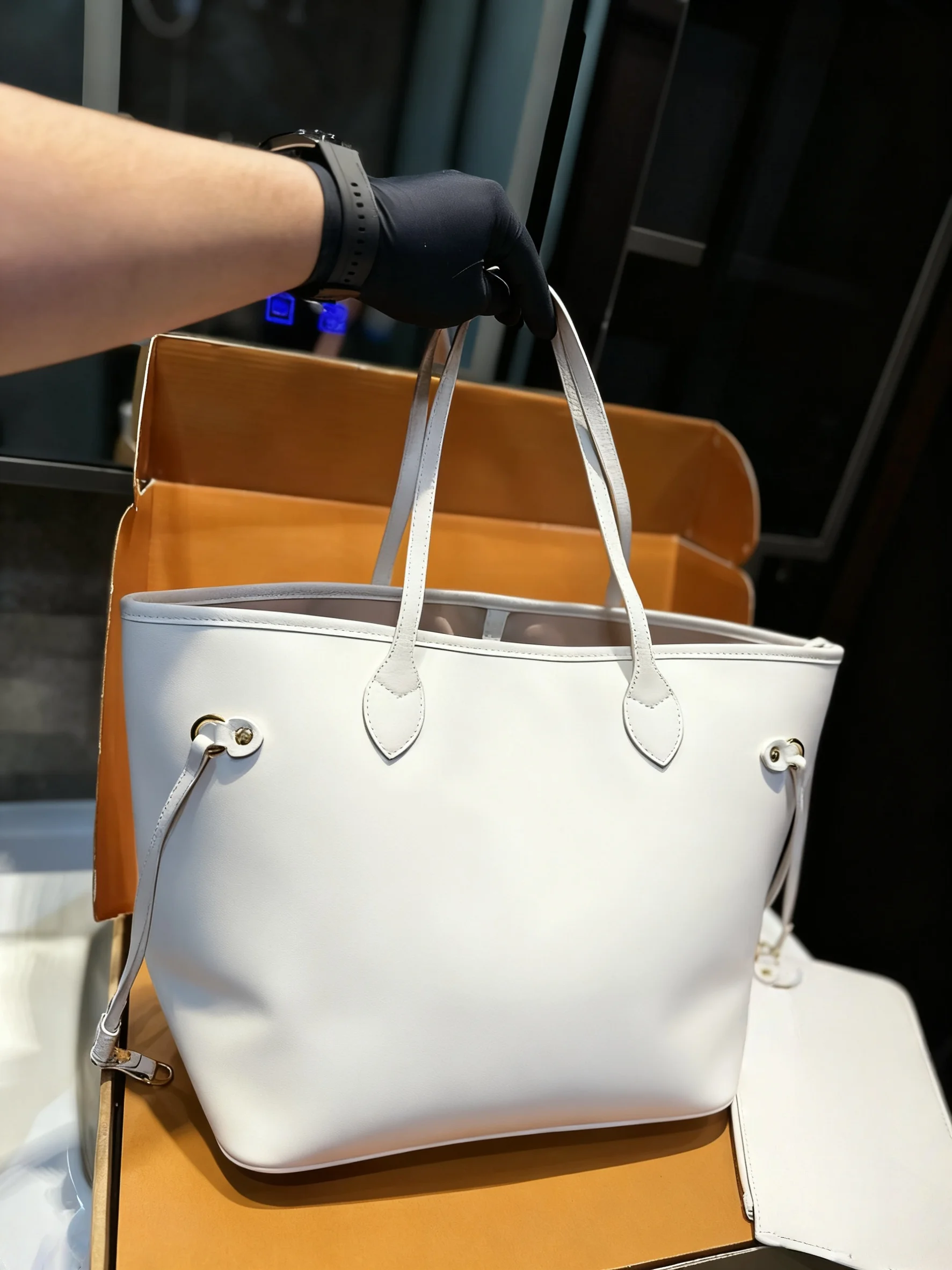 

2025 New SIZE: 20x15 CM Fashionable Versatile bags leather cherry Portable can be carried on the shoulder no boxes