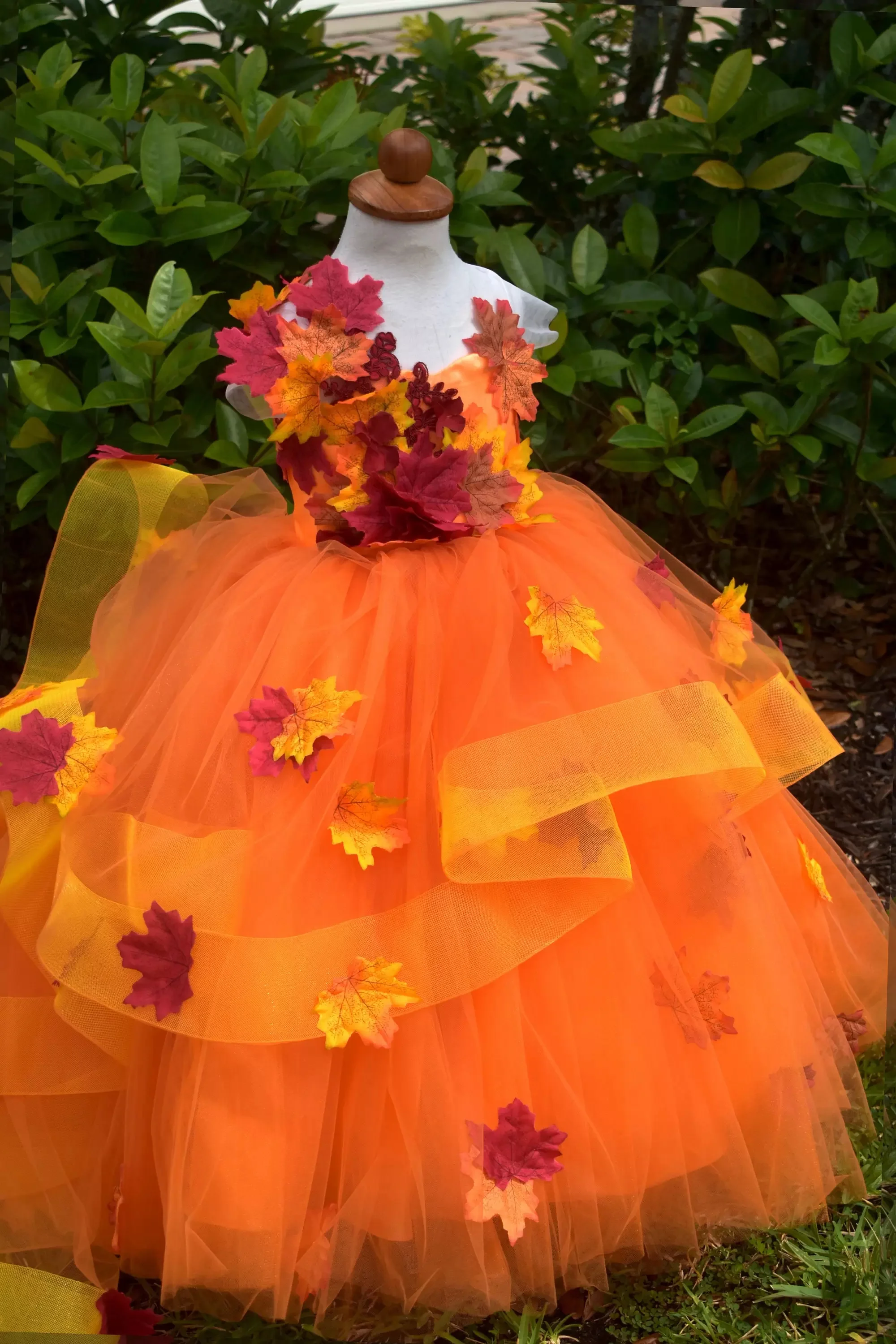 Robe de bal à fleurs avec des appliques de feuilles d'érable, pour mariage, robes de concours à plusieurs niveaux, robe de première Communion Orange avec traîne de balayage