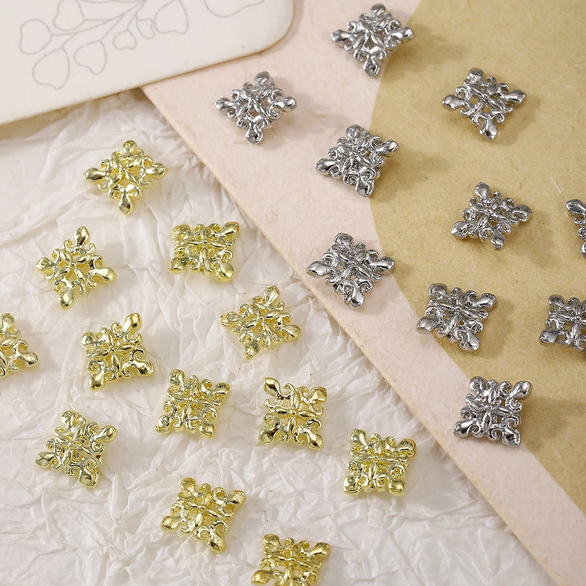 20ชิ้นสไตล์วังย้อนยุคโคลเวอร์สี่แฉกตกแต่งเล็บสไตล์โลหะ Y2k ตกแต่งเล็บพลอยเทียม DIY สไตล์พังก์