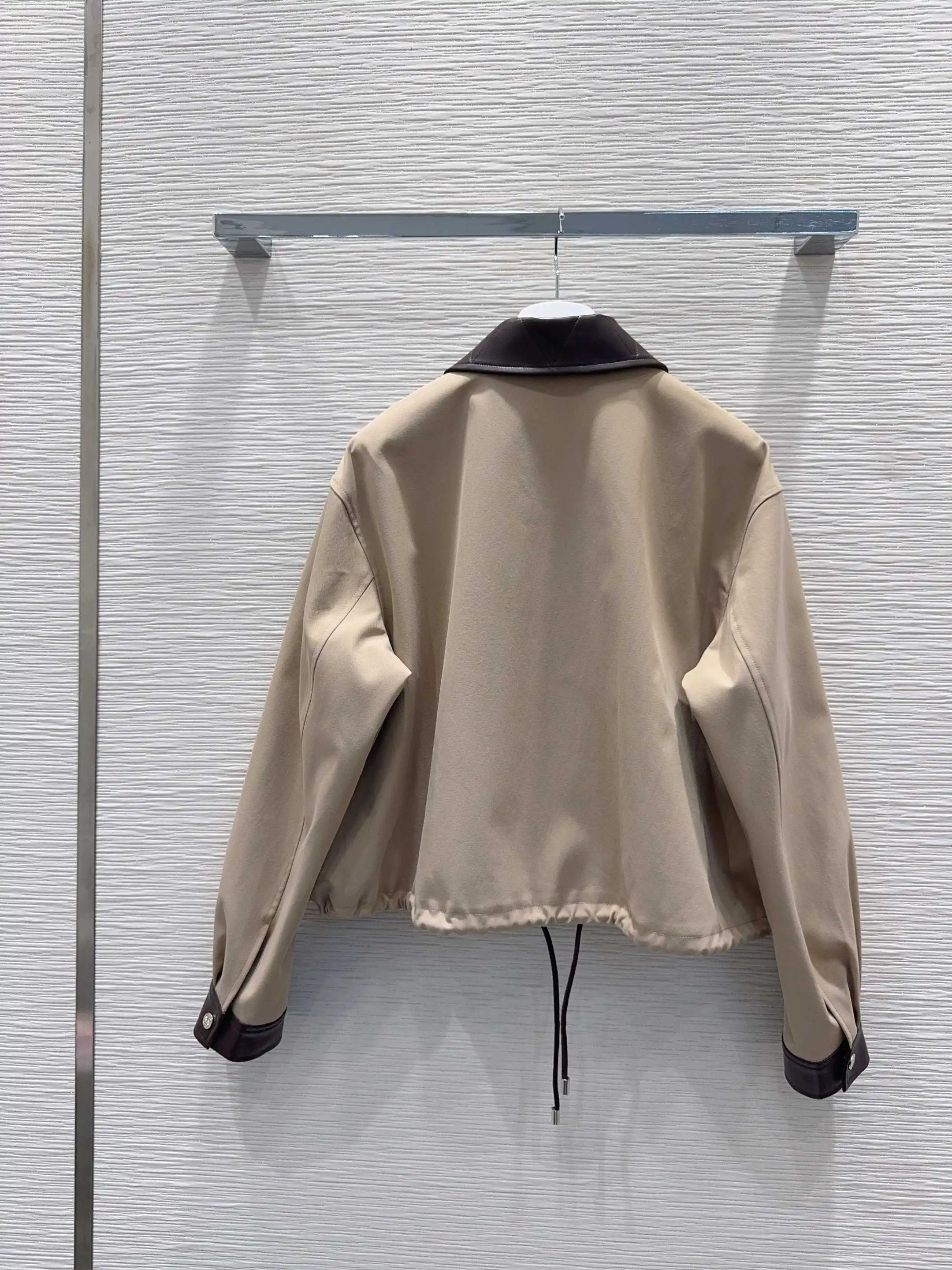 

Женская коричневая короткая куртка с кожаным воротником и манжетами, модная и универсальная осенняя одежда