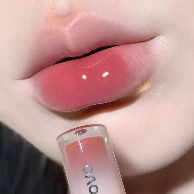Lip Glaze hydrateert lippen, creëert een spiegelachtige glans, hydrateert en voedt en gaat lang mee zonder plakkerig te zijn.