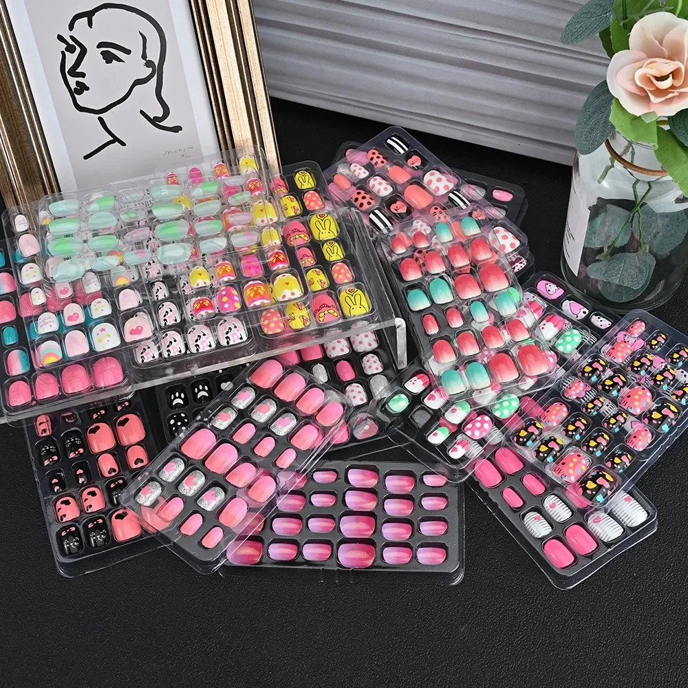 24 pièces mignon enfants dessin animé ongles conseils enfants coloré bonbons Festival faux ongles filles auto-adhésif couverture complète ongles manucure outil