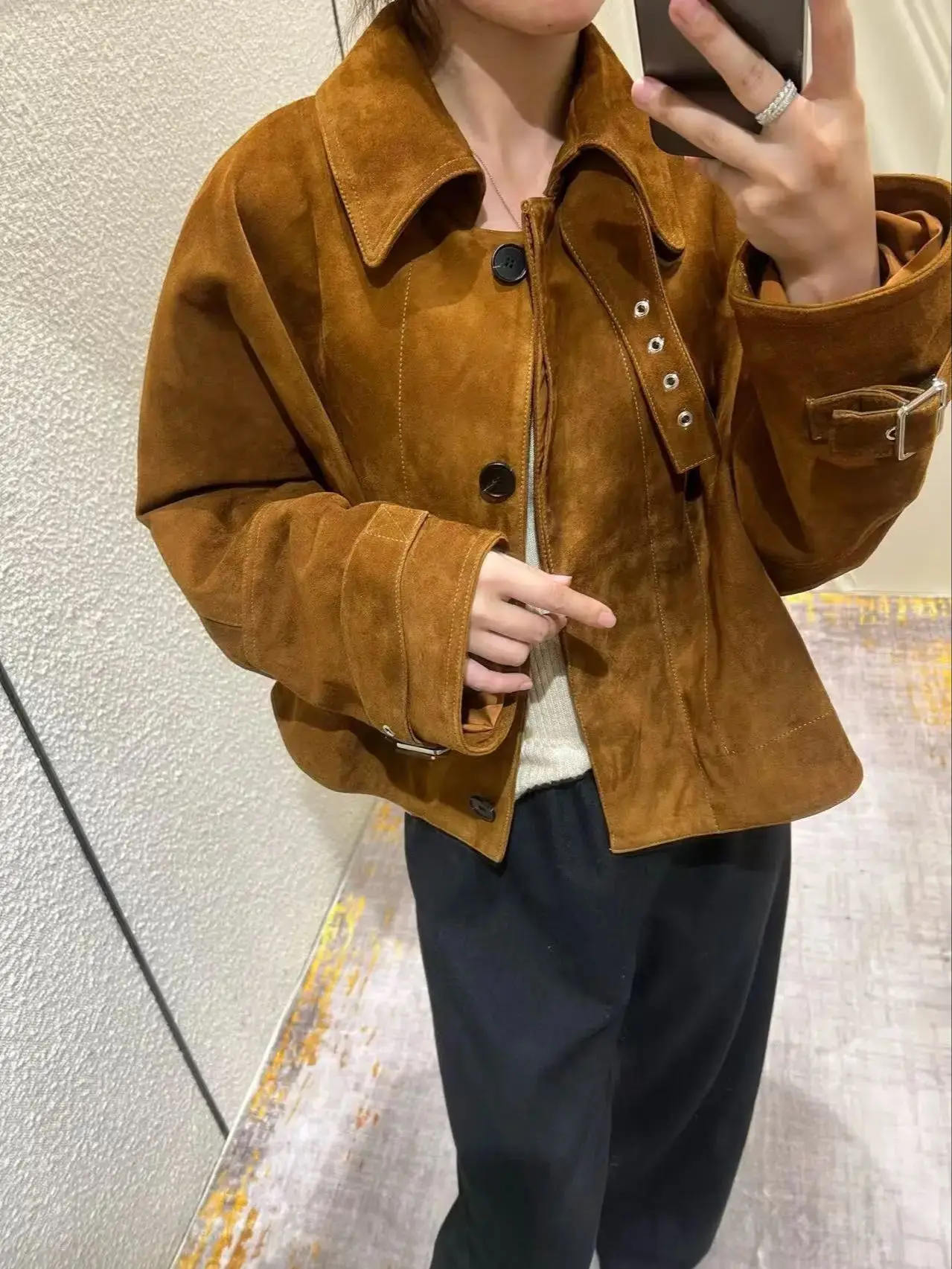 カジュアルで上品なショート丈のレディース本革スエードジャケット