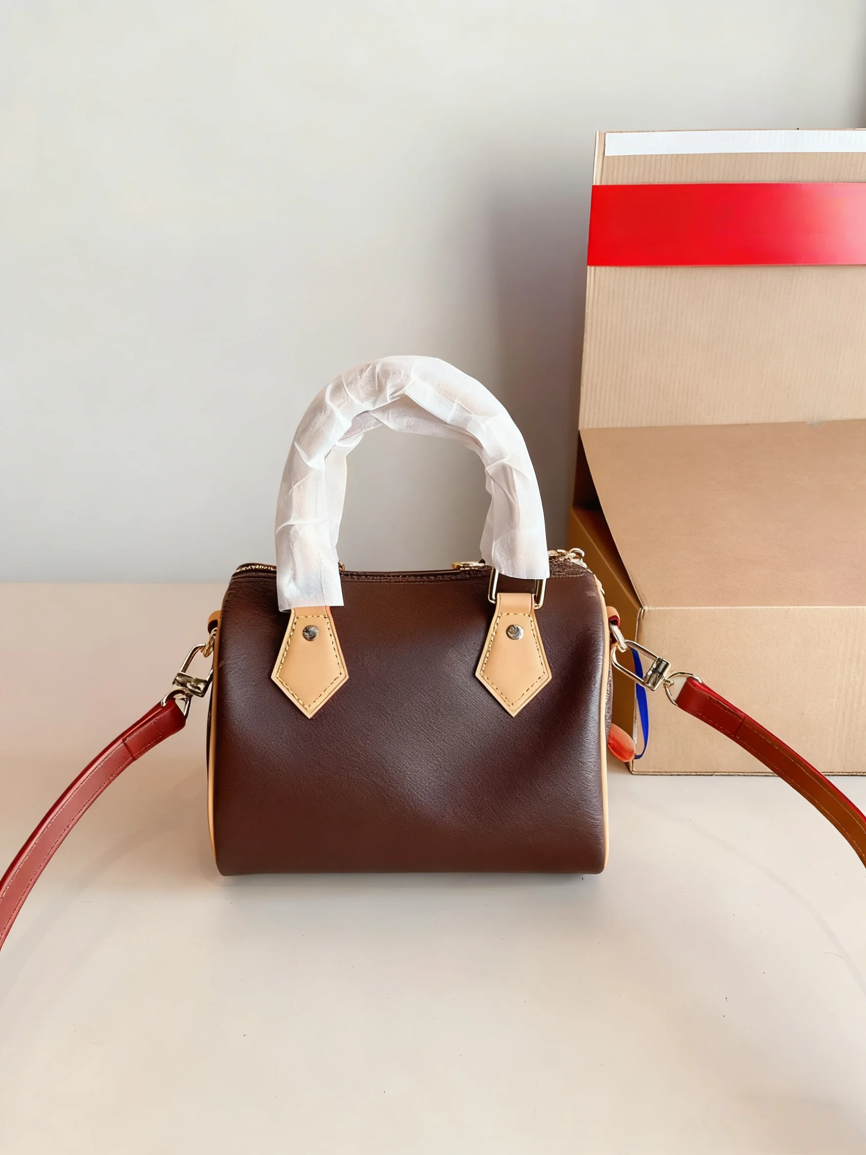 

2025 New SIZE: 20x12x14 CM Fashionable Versatile bags leather cherry Portable can be carried on the shoulder no boxes