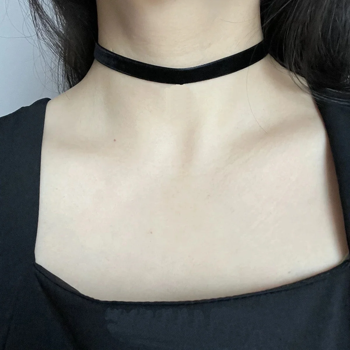 Prosty, vintage czarny aksamitny choker na szyję, krótki naszyjnik na obojczyk, akcesoria do dekoltu. — 2
