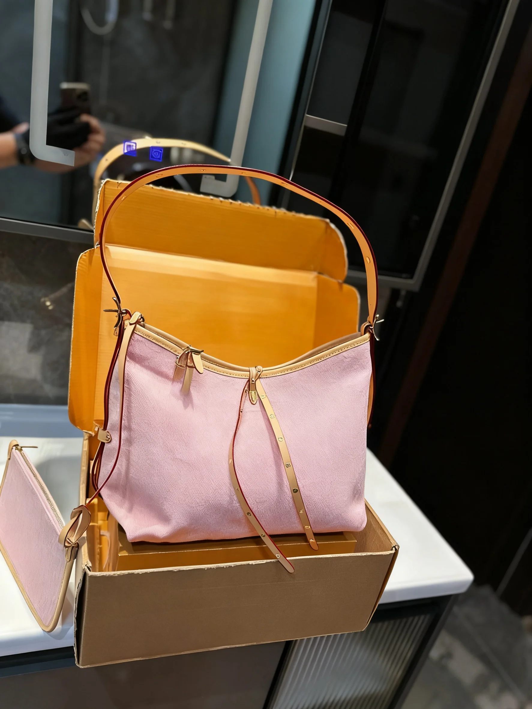 

2025 New SIZE: 30X22 CM Fashionable Versatile bags leather cherry Portable can be carried on the shoulder no boxes