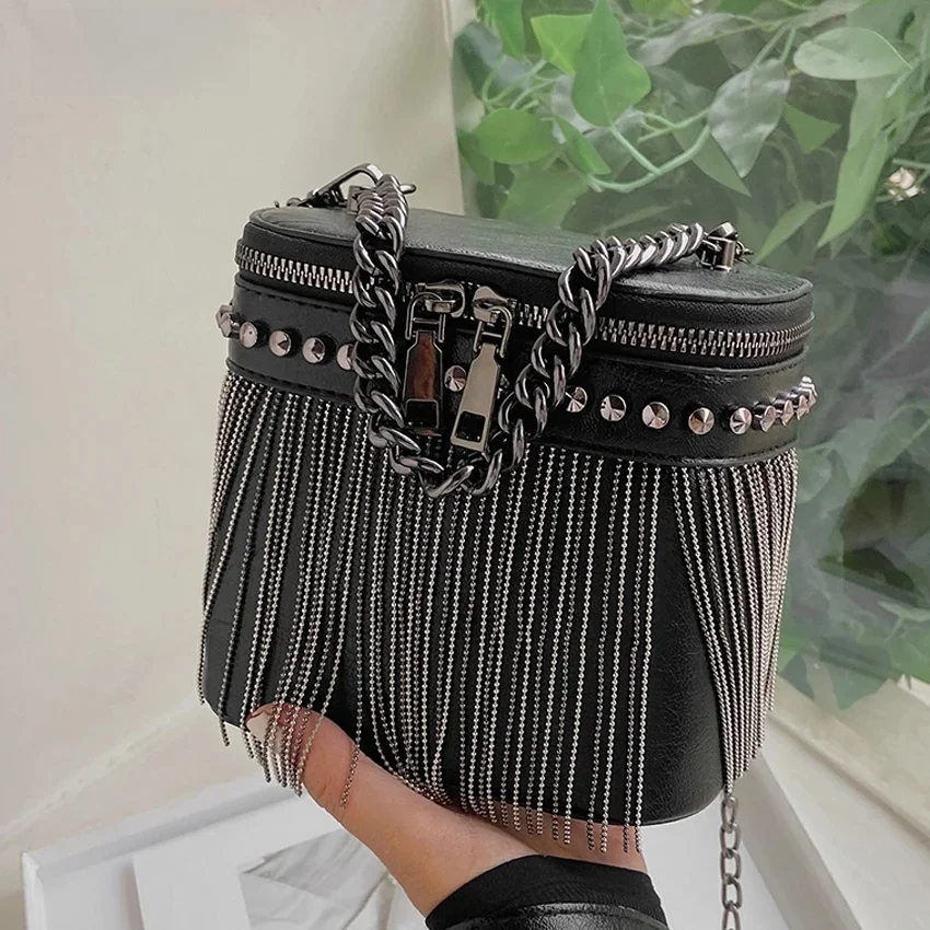 Luksusowa designerska torba cylindryczna moda damska nitowe torby na ramię z frędzlami mała torebka na telefon komórkowy Crossbody letni łańcuszek Borse — zdjęcie 2