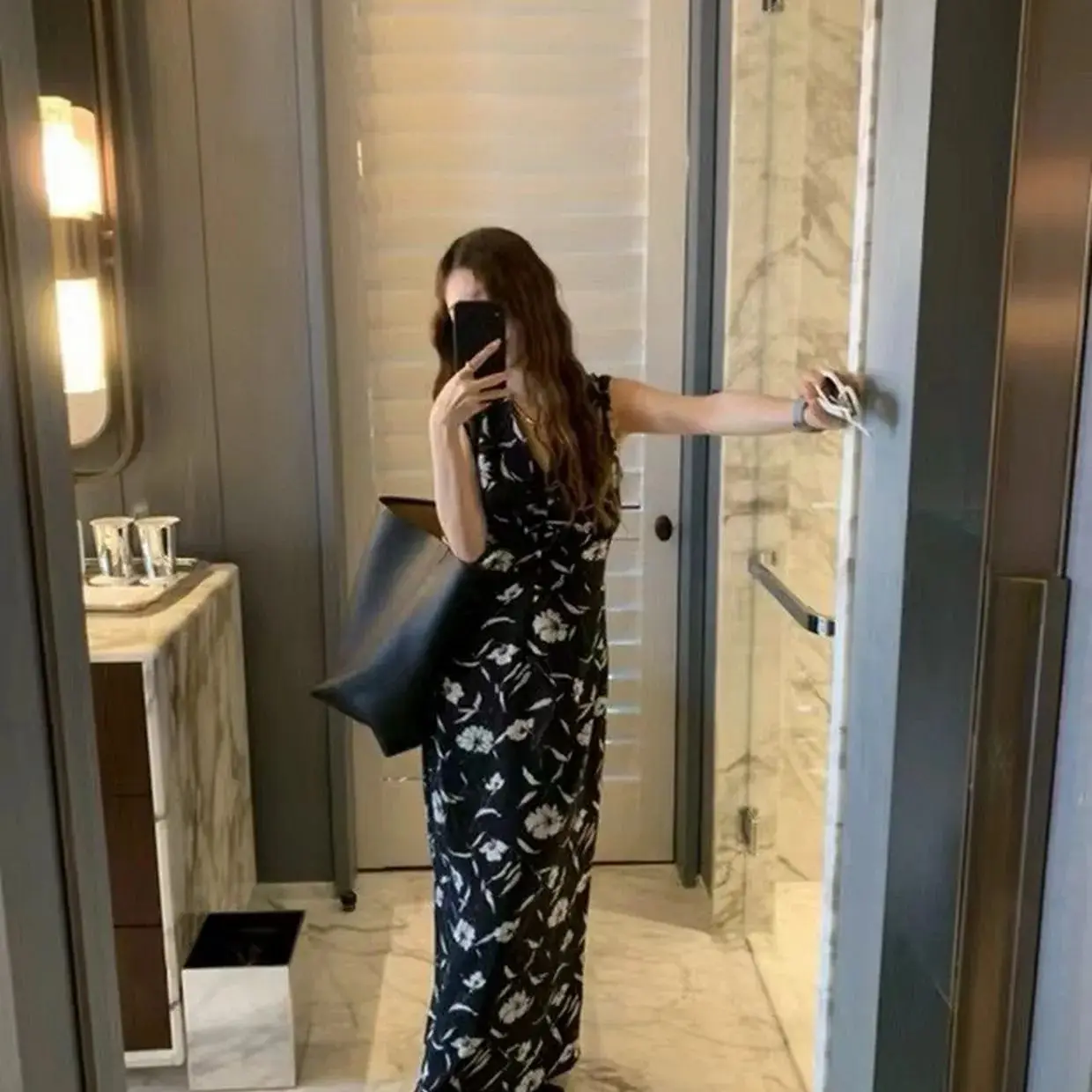 

Elegant V-neck floral printed 100% silk sleeveless dress