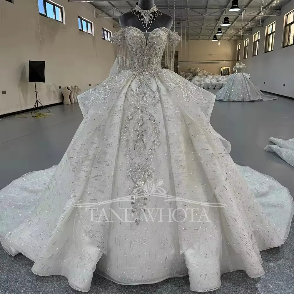 ชุดแต่งงาน Robe De Marie แบบเปิดไหล่ประดับพู่ห้อย แต่งลูกปัดคริสตัลทรงบอลกาวน์ ผ้าลูกไม้หรูหรา