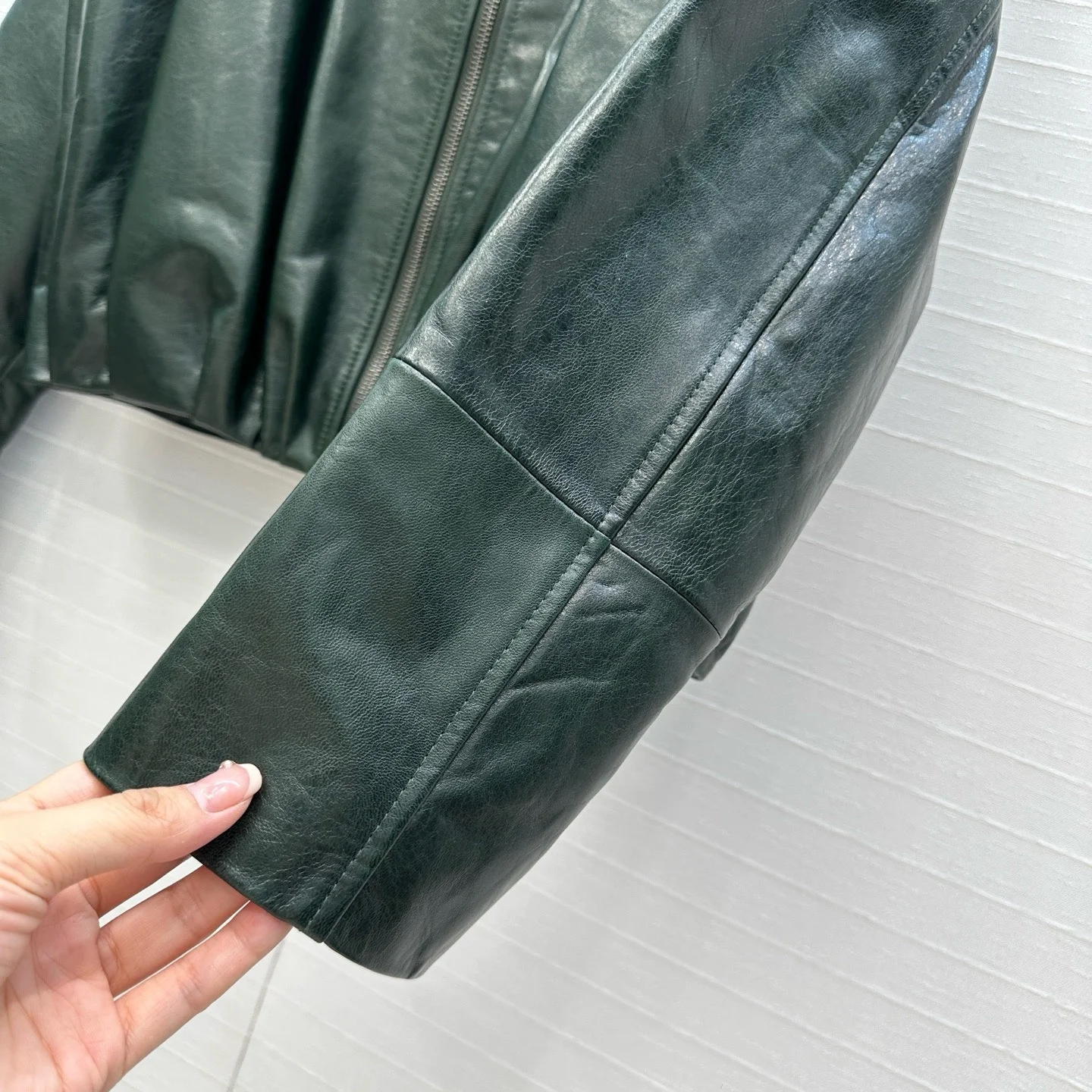 Grüne Lederjacke, kurz, 100 % Schaffell, asymmetrisches Falten-Design, lässige, hochwertige, modische Oberbekleidung