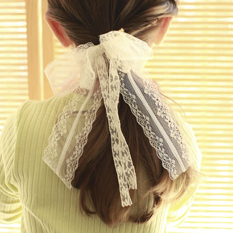 Lucky Bambrain lace double ribbon pin