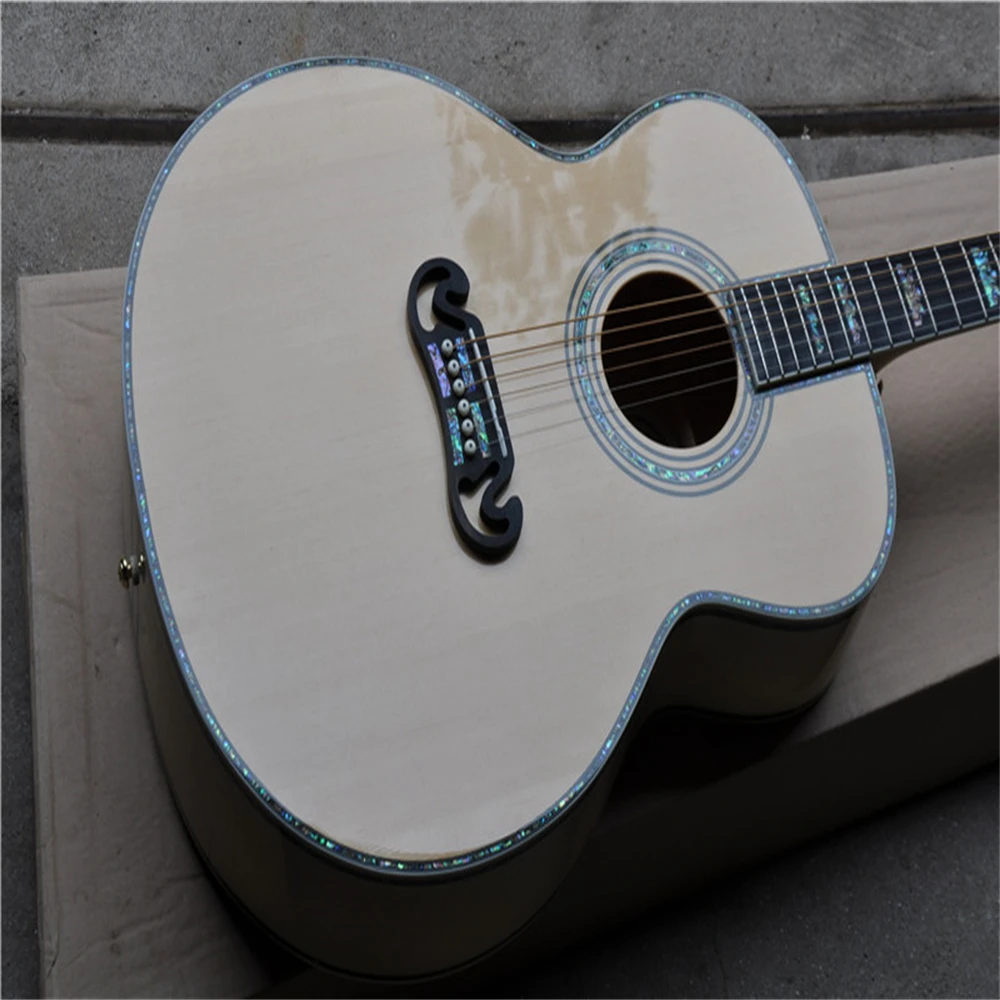 

The high-quality spruce-backed acoustic guitar features a back panel made of waveshaped maple wood