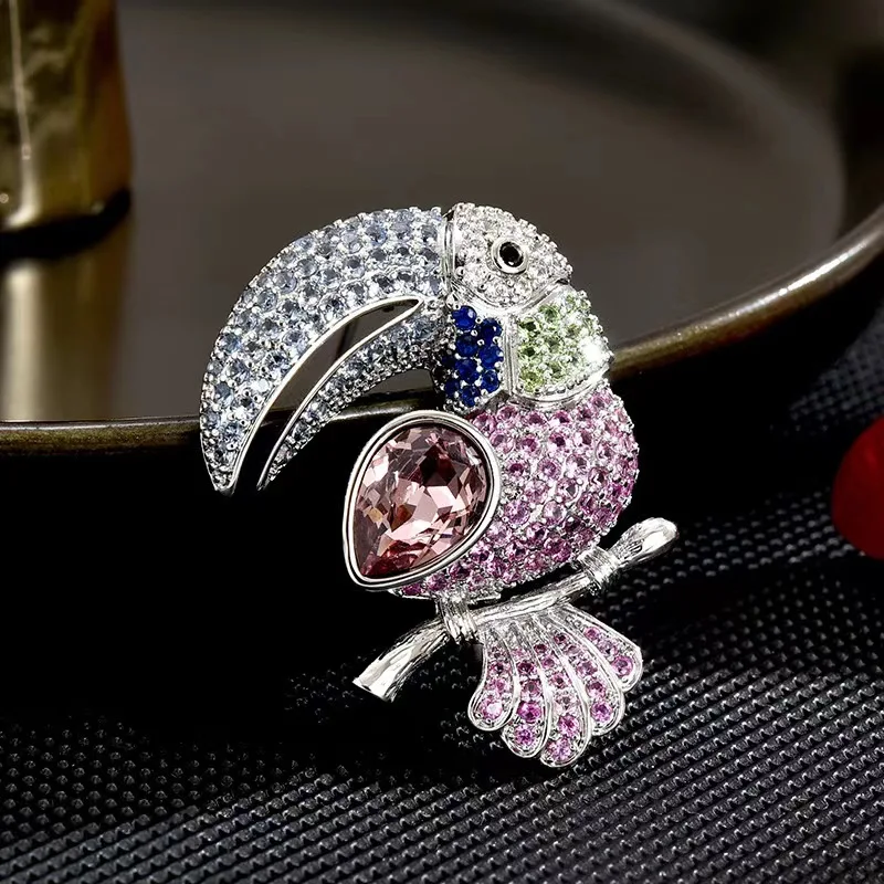 

Design sense of luxury elegant full of zirconium refined temperament smart cute cute parrot brooch anti-leakage