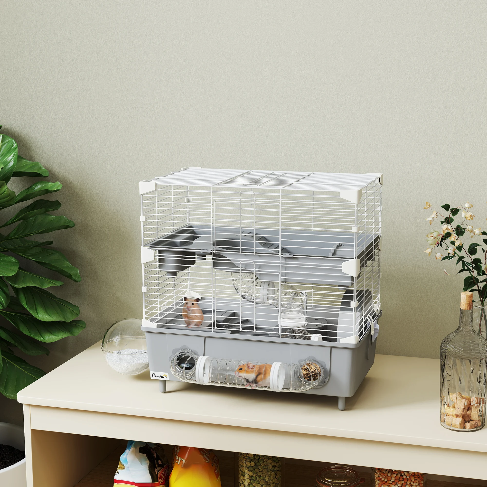 Cage à hamster grise à deux niveaux avec système de tunnels connectés, roue d'exercice et zone de bain de sable, dessus en treillis métallique avec porte à accès facile, habitat spacieux multi-pièces, enclos idéal pour les hamsters nains, les petits rongeurs et les animaux de compagnie d'intérieur, pour les activités quotidiennes et le repos.