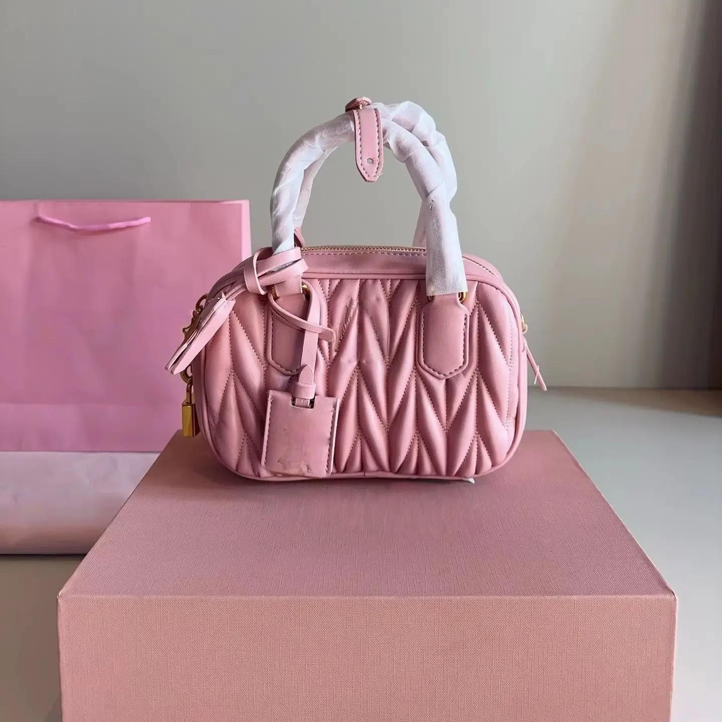 

2025 New Style Clutch Handbag Tote Bag Bowling Bag Available in Six Colors Retro and Playful Hobo Bag Shape Versatile 20*6*14cm