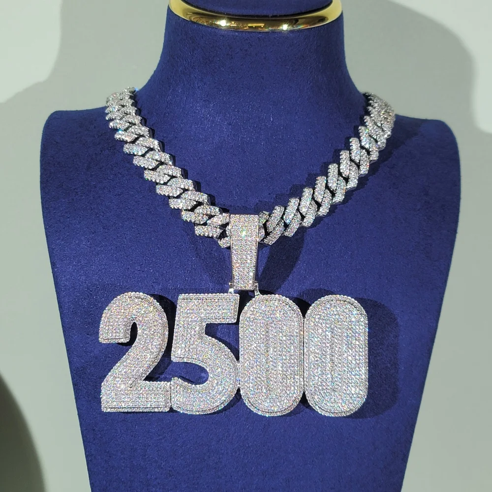Niestandardowy wisiorek Icy Micro Pave Full Cubic Zircon Bold Letter lub Numbers Spersonalizowany naszyjnik z imieniem i łańcuszkiem 13MM Cuban Link