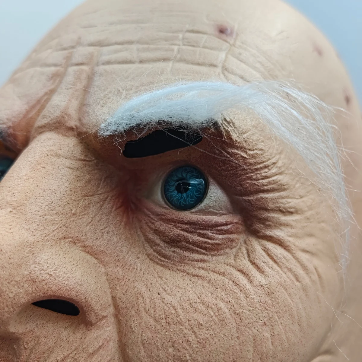 Realistyczna maska horroru z pokrytą zmarszczoną twarzą starego mężczyzny, straszny kostium na Halloween z łysą głową, rekwizyt do cosplayu, akcesorium na imprezę w nawiedzonym domu.