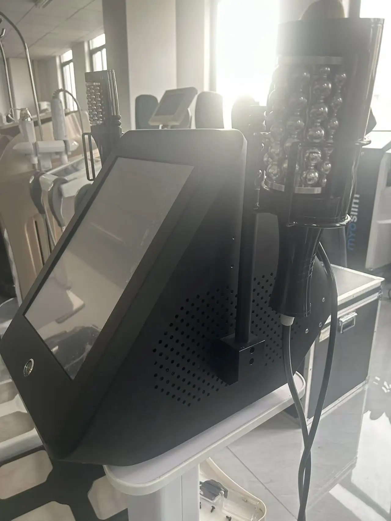 

Портативный массажный роликовый аппарат Vela Inner Ball для коррекции фигуры, физиотерапии и лимфодренажа