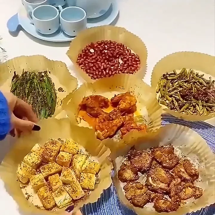 بطانات ورقية للمقلاة الهوائية مكونة من 50 قطعة - أوراق خبز مستديرة غير لاصقة للاستعمال مرة واحدة لسهولة التنظيف والاستخدام في المنزل والمطاعم