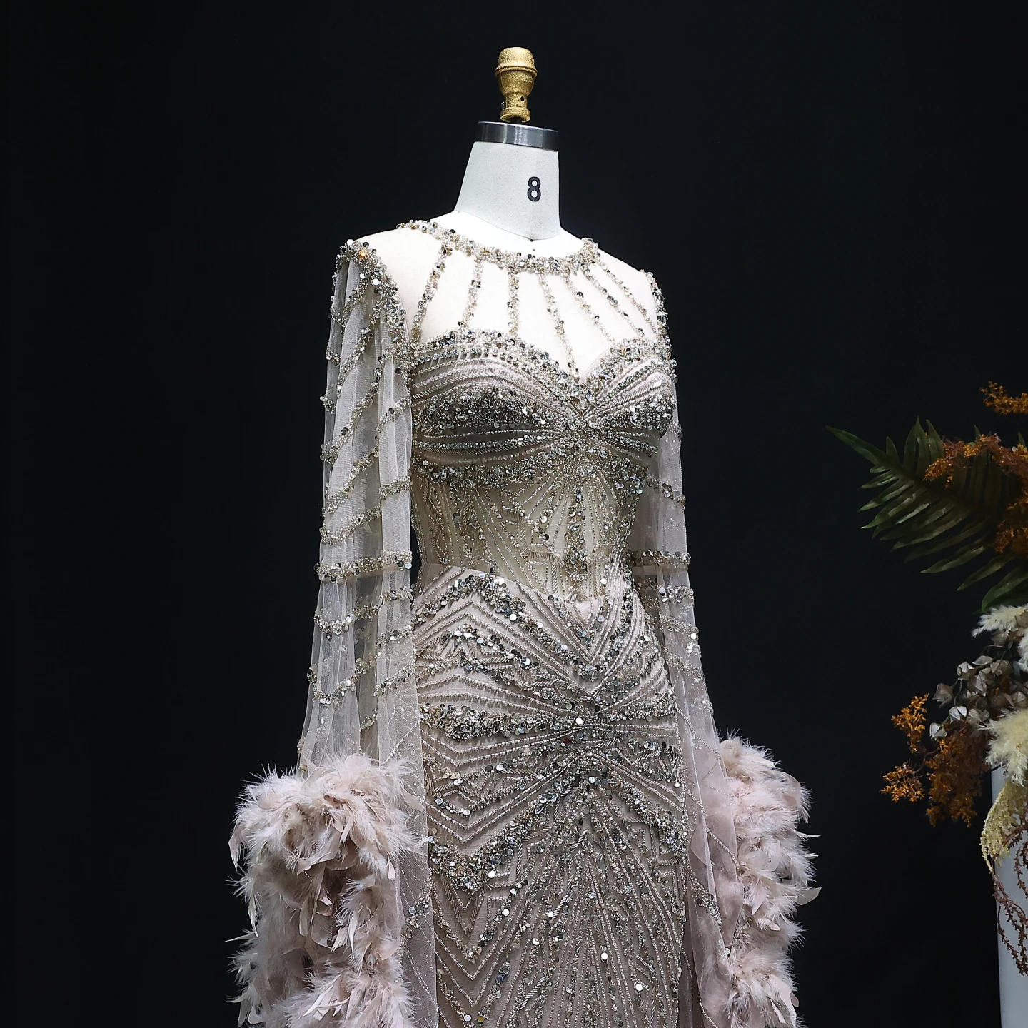 Sharon Said Luxuriöses Karamellfarbenes Perlenbesetztes Meerjungfrauen-Abendkleid mit Federumhang-Ärmeln 2026 Arabisches Formelles Hochzeitskleid SS082 Maßanfertigung – Detail 12