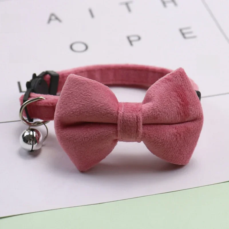 Collier en velours pour chat, couleur unie, nœud papillon, chiot, Chihuahua, avec cloche, boucle de sécurité réglable, nœud papillon pour chats, accessoires pour animaux de compagnie