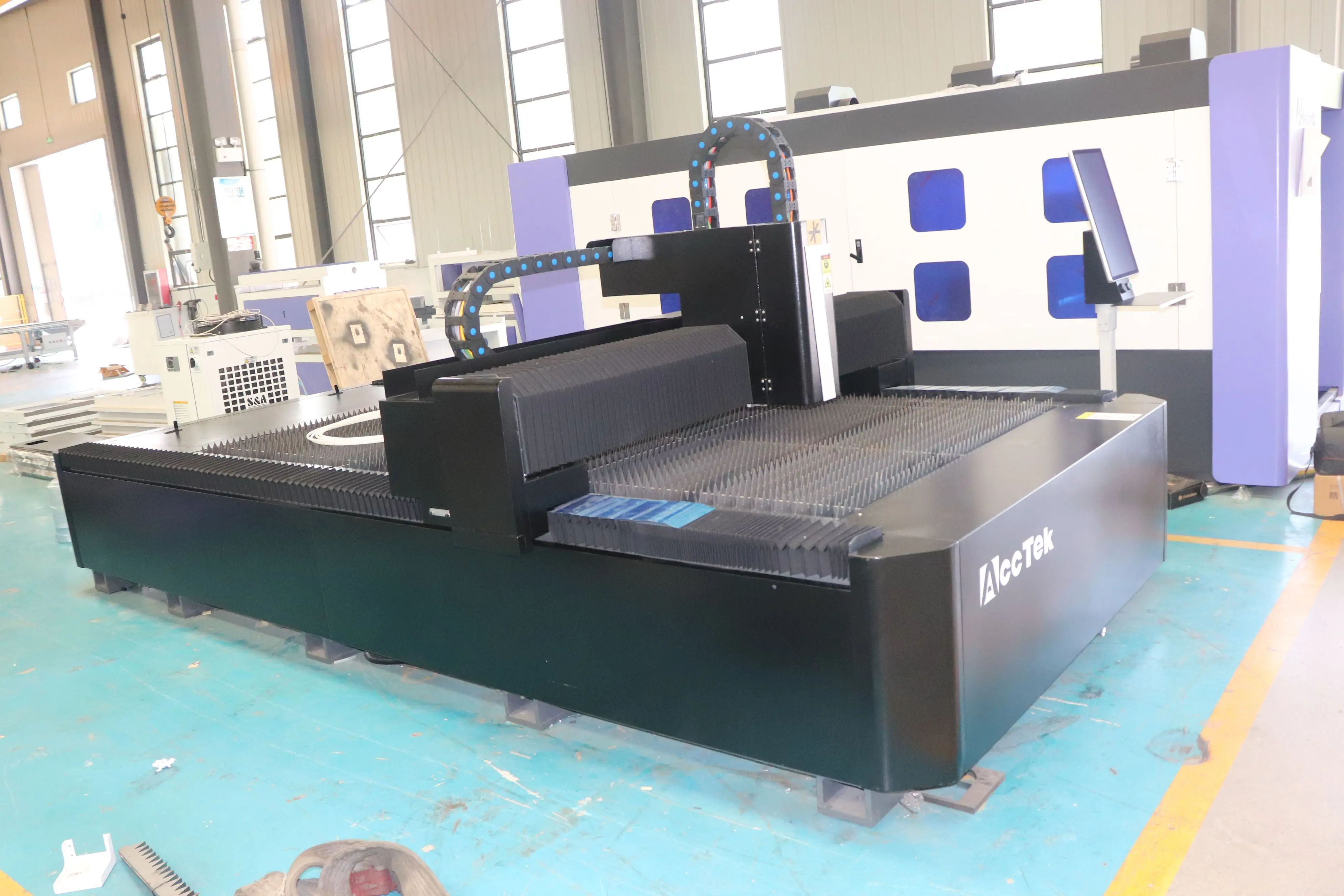 ファイバーレーザー機械 3015 CNC 2kw 3kw 鋼切断金属シートステンレス鋼用ベッドを強化