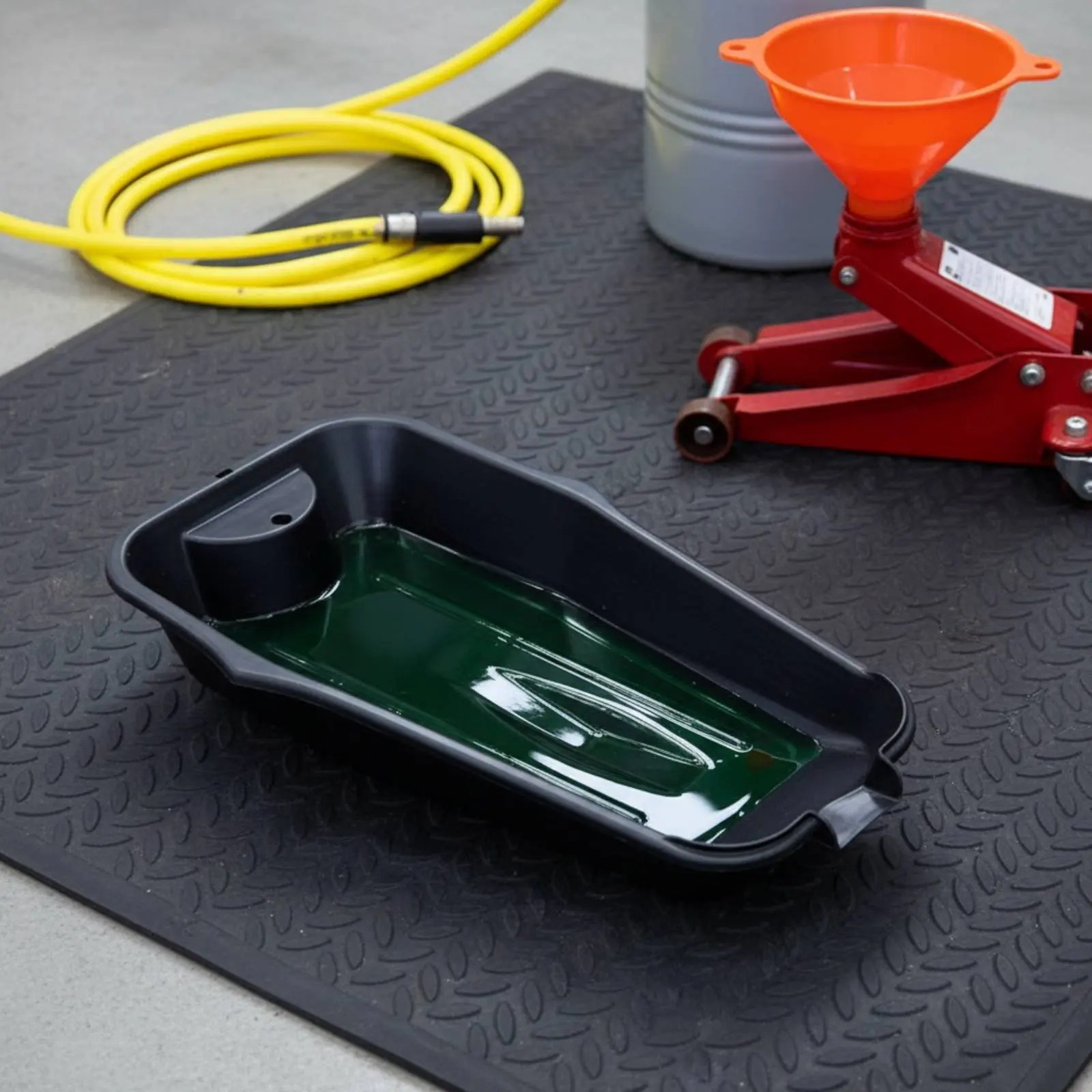 2.5L Oil Drain Pan For Motorcycle And Car Leakproof PP Plastic Oil Collection Tray With Spout Black
