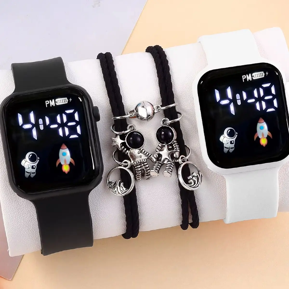 4-Piece Set, Silicone Strap Led Electronic Watch with Astronaut Bracelet Set, Black+White Watch, Rocket Elements, Casual Fashion, Sports, Daily Use.