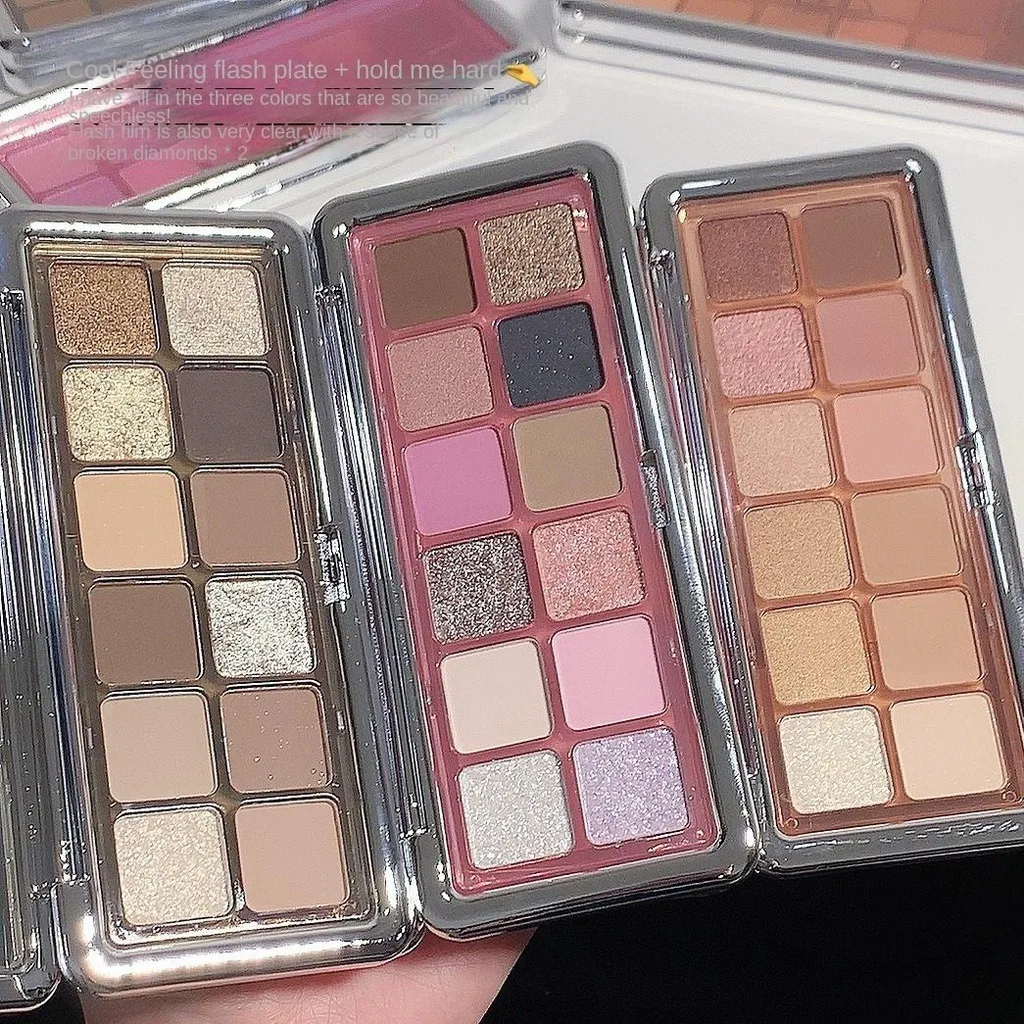 Paleta de sombras de 12 cores com acabamento brilhante e fosco. Blocos de cores intercambiáveis para efeitos dramáticos