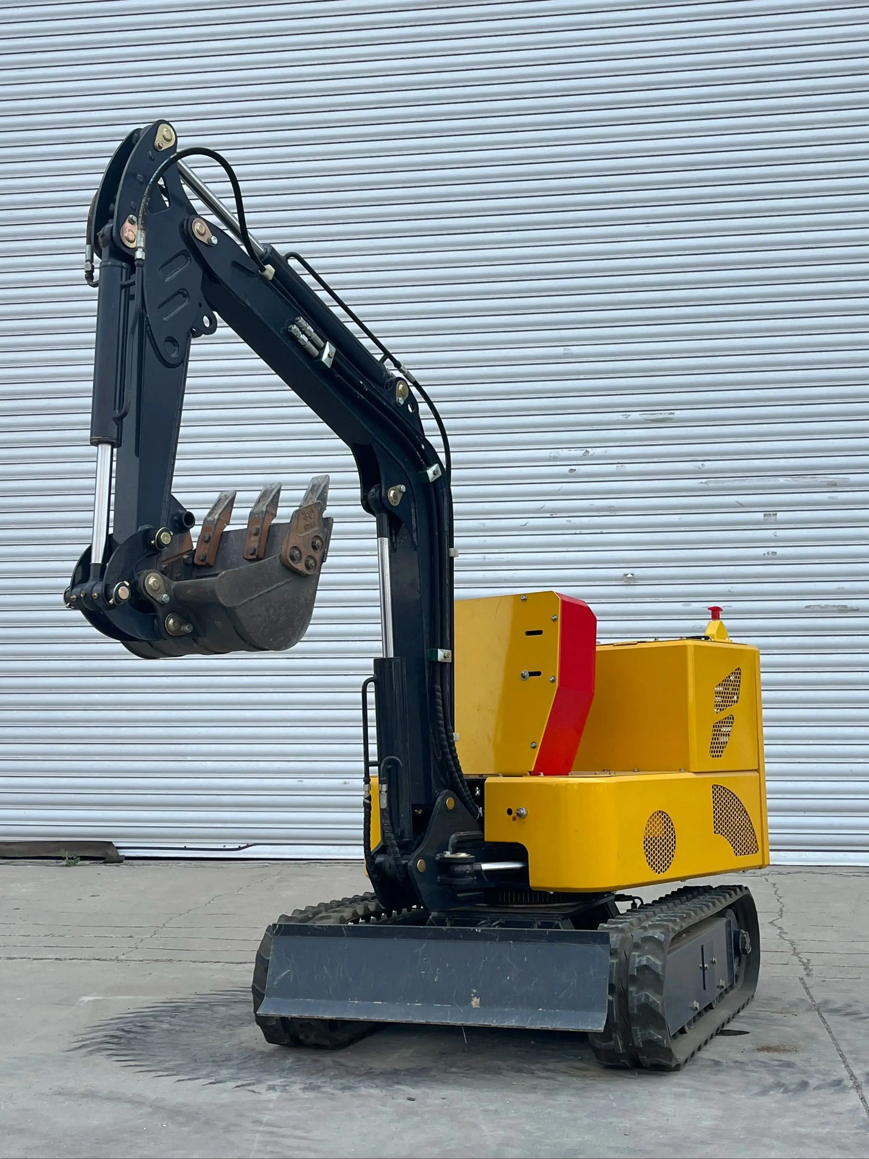 Source factory 2 tons small crawler excavator orchard excavation engineering crushing small excavator household excavator