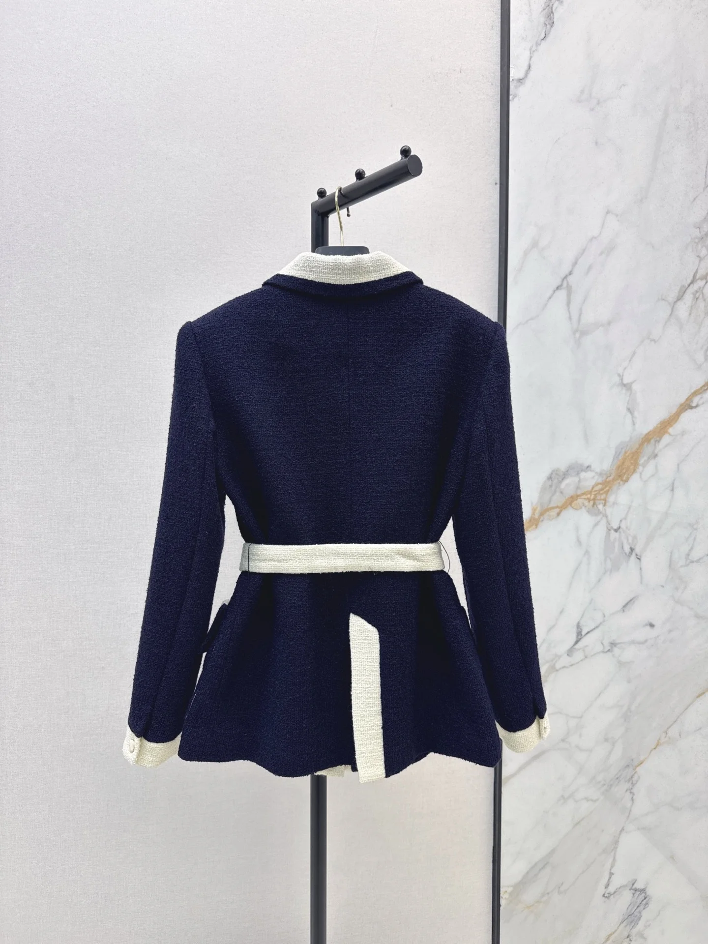 

Ранняя осень 2023, модная новая женская одежда на заказ, контрастный цвет, пальто средней длины с лацканами и четырьмя карманами, H-образный дизайн + пояс