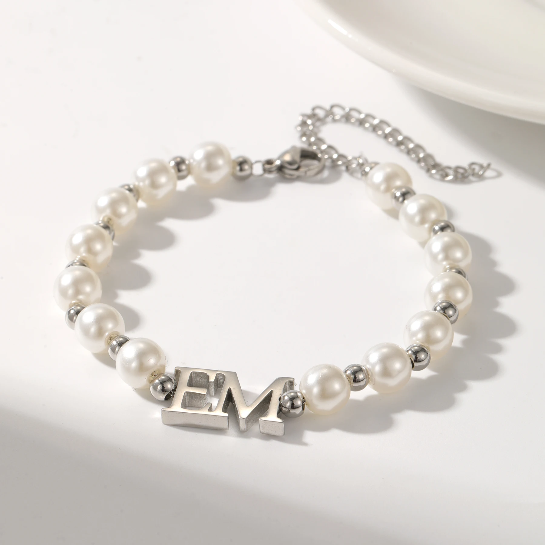 

Браслет с инициалом на заказ, роскошный жемчужный браслет, персонализированное украшение из нержавеющей стали, подарок на День матери для женщин