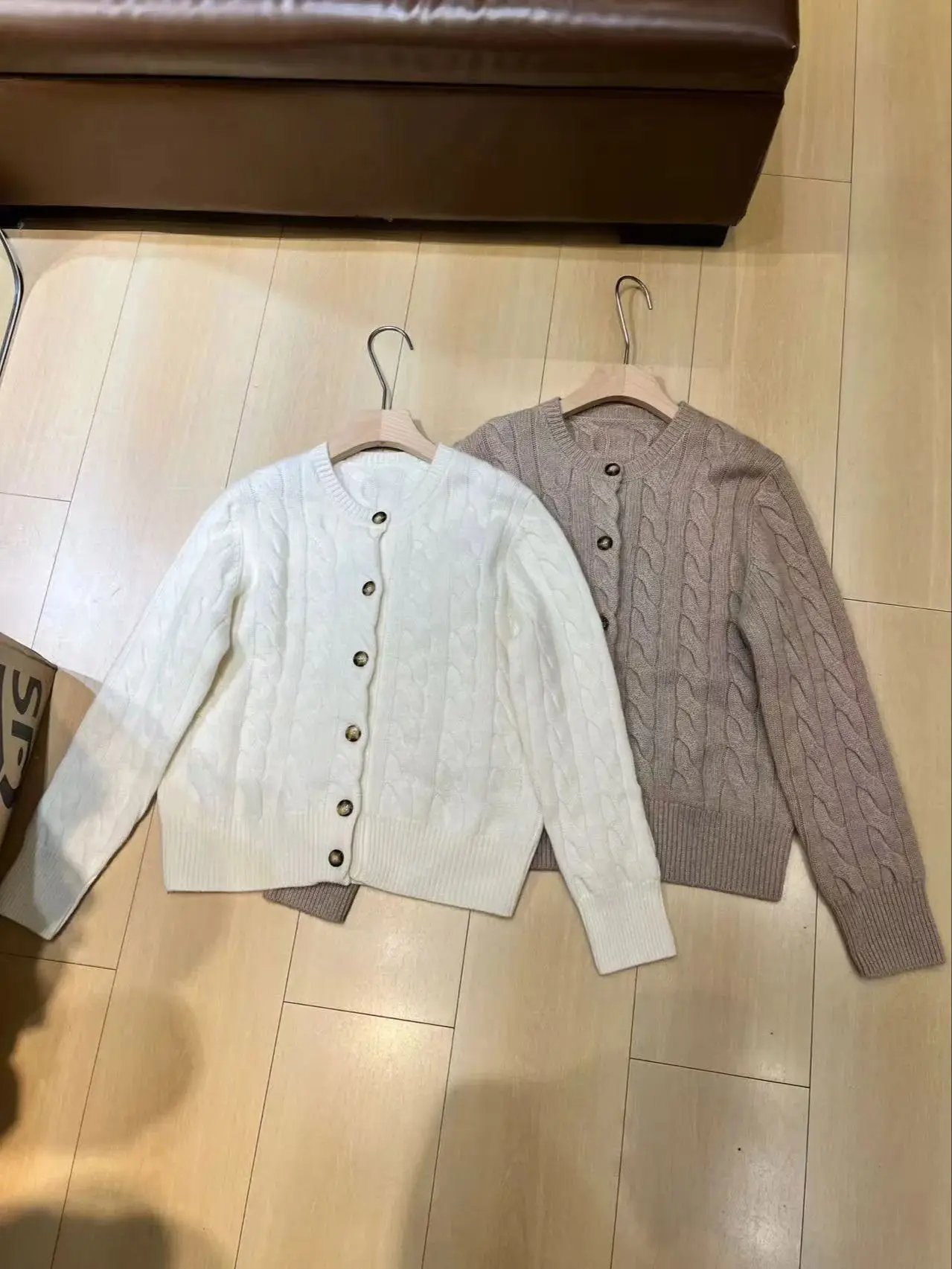 

Элегантный роскошный кардиган из 100% кашемира с круглым вырезом