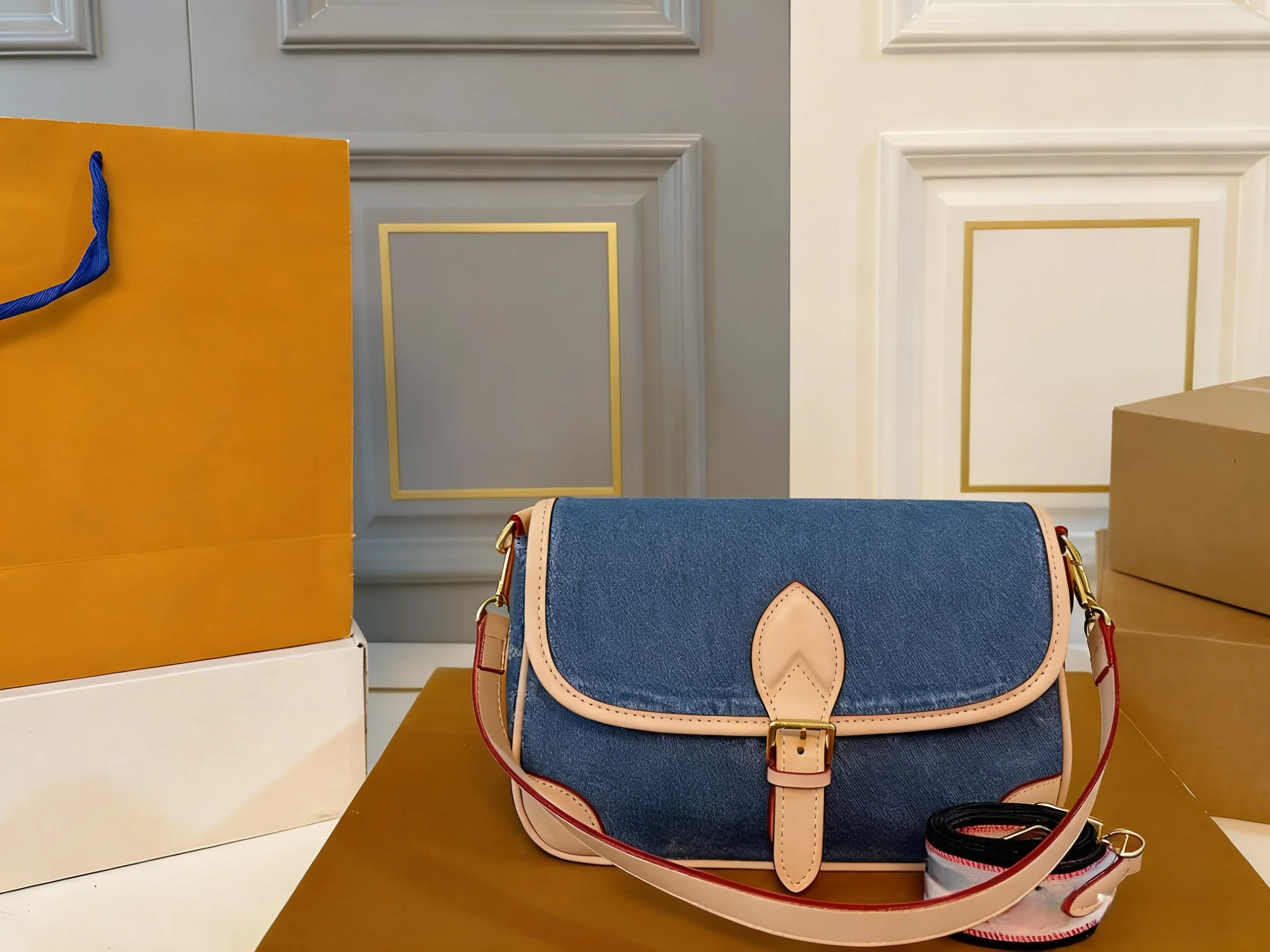 

2025 New size: 25x16 cm Fashionable Versatile bags denim Portable can be carried on the shoulder no boxes